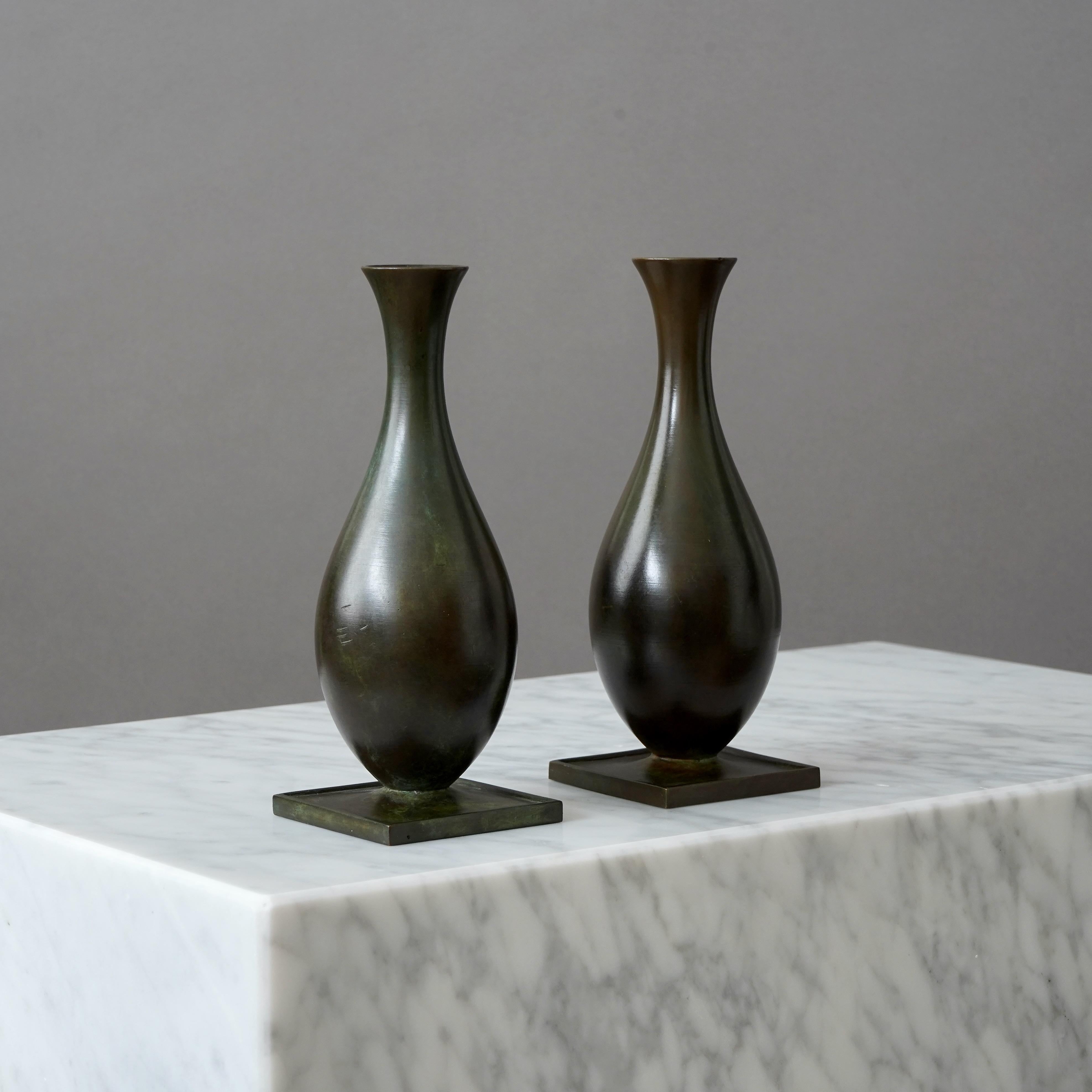 Ensemble de 2 vases Art Déco en bronze par GAB Guldsmedsaktiebolaget, Suède, années 1930 Bon état - En vente à Malmö, SE