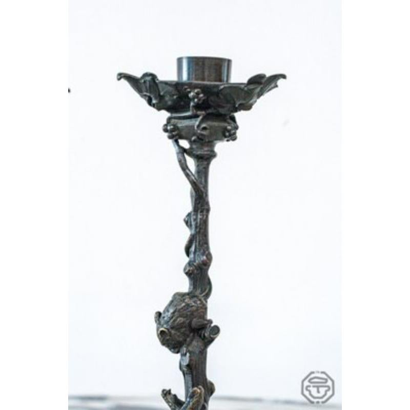 Provincial français Ensemble de 2 bougeoirs en bronze par Victor Paillard en vente