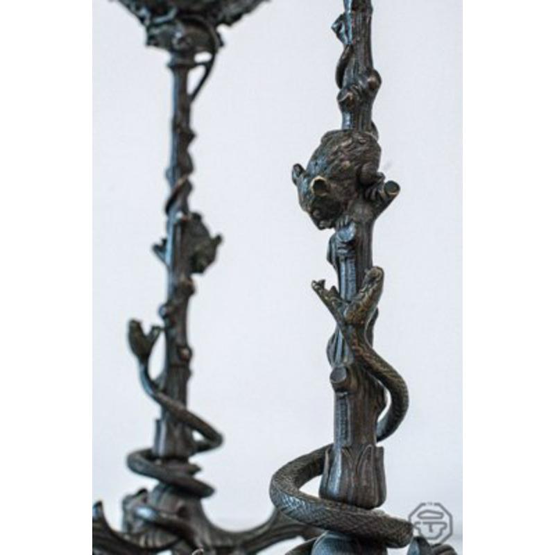 Français Ensemble de 2 bougeoirs en bronze par Victor Paillard en vente