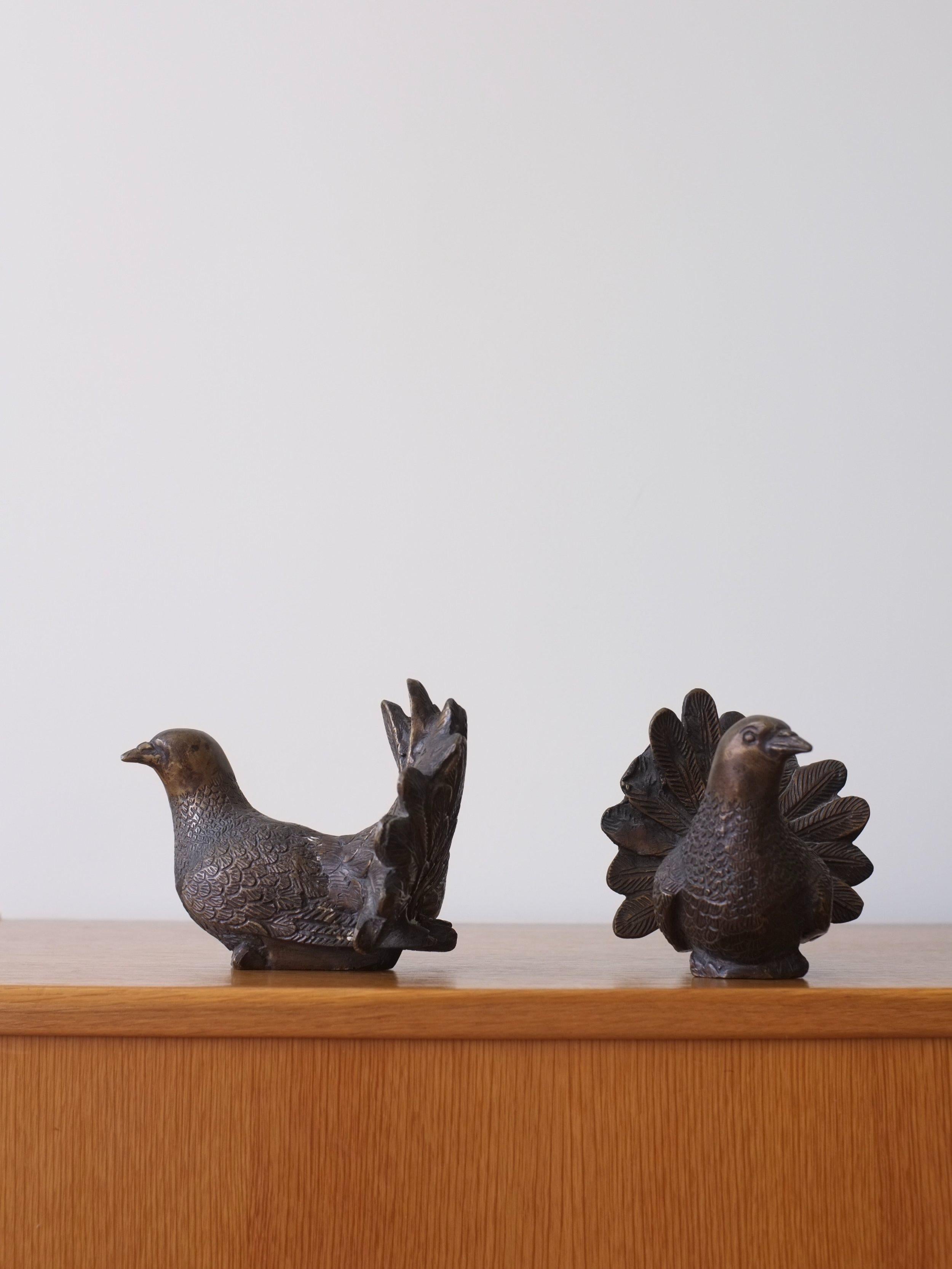 Set of 2 vintage bronze pigeons, paperweight. Heavy - 2.3 kg total.

Additional information:
Country of manufacture:  Bought in France
Design/Manufacture period: 20th century
Dimensions: 12 W x 15 D x 11.5 H cm
Condition: Good vintage condition with