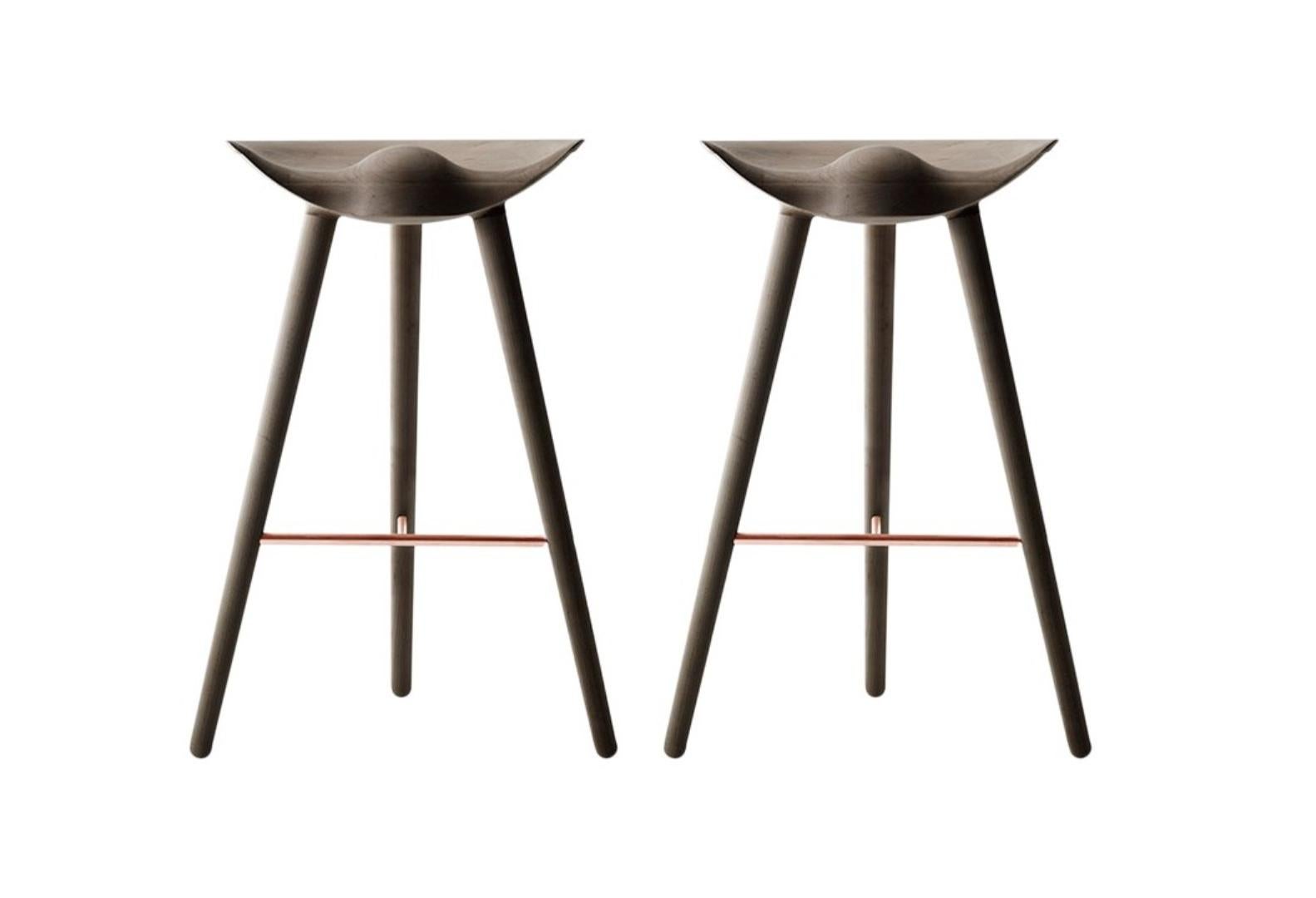 Set of 2 brown oak and copper bar stools by Lassen
Dimensions: H 77 x W 36 x L 55.5 cm
Materials: Oak, Brass

In 1942 Mogens Lassen designed the Stool ML42 as a piece for a furniture exhibition held at the Danish Museum of Decorative Art. He