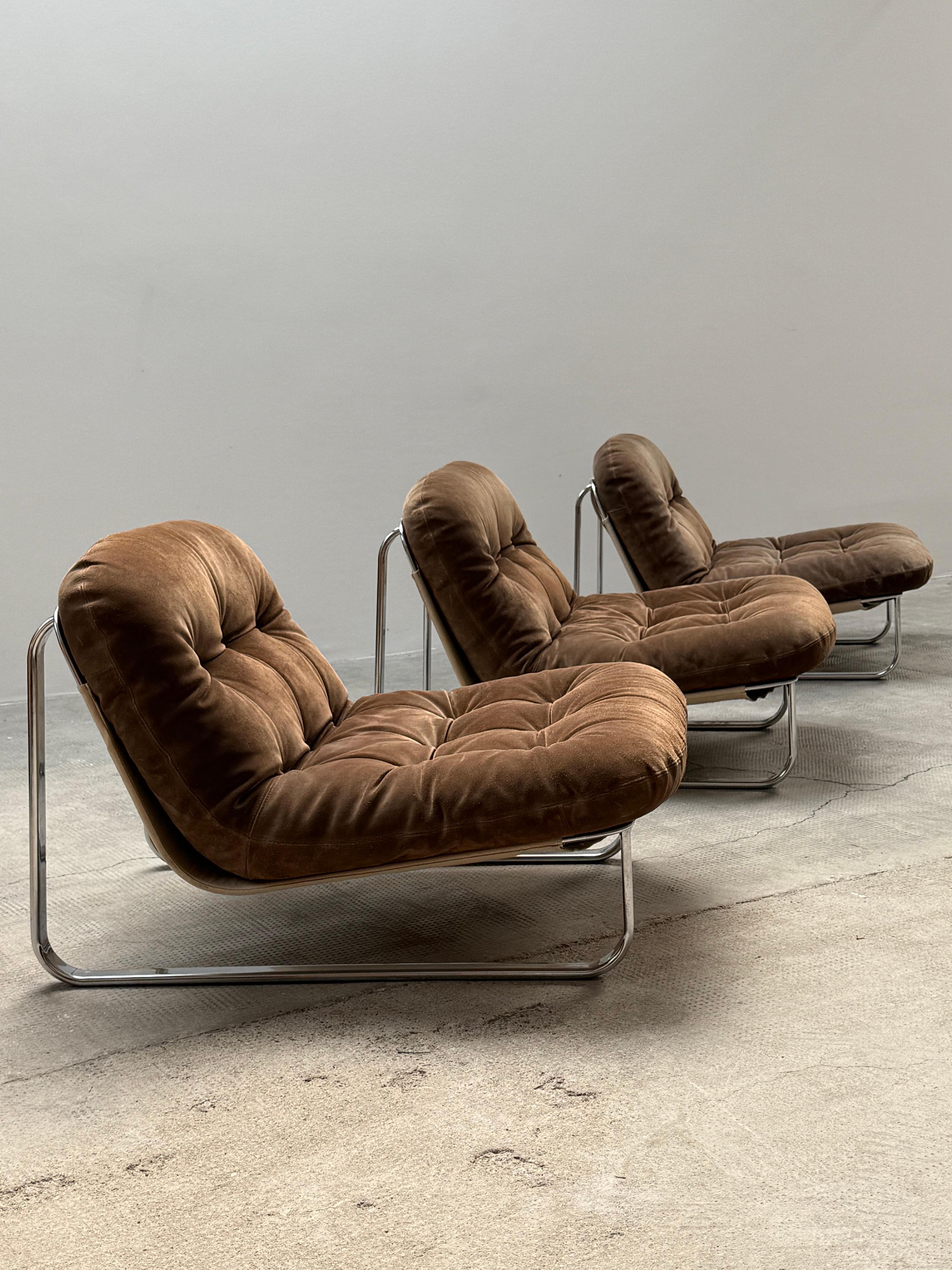 SET DI 2 SEDIE DA LOUNGE IN SUEDE MARRONE E TELAIO IN ACCIAIO CROMATO, anni '60 in vendita 5