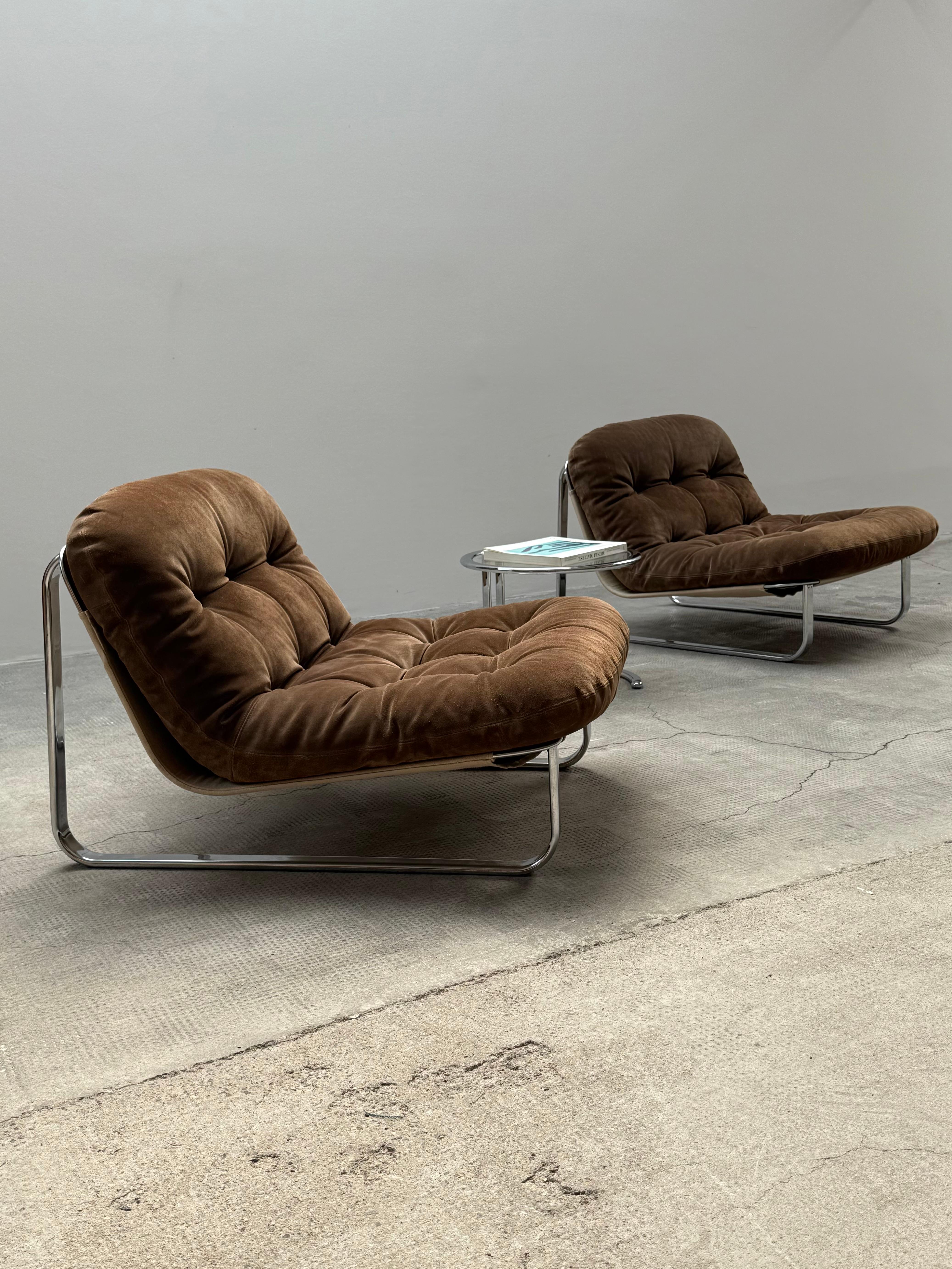 Un set molto raro e unico di 2 sedie da salotto in pelle scamosciata marrone con schienale in tela e struttura in acciaio cromato, Europa anni '60.

 

Epoca: anni '60
Materiale: Steele, tela, acciaio
Larghezza: 78 cm
Profondità: 90 cm
Altezza: 65