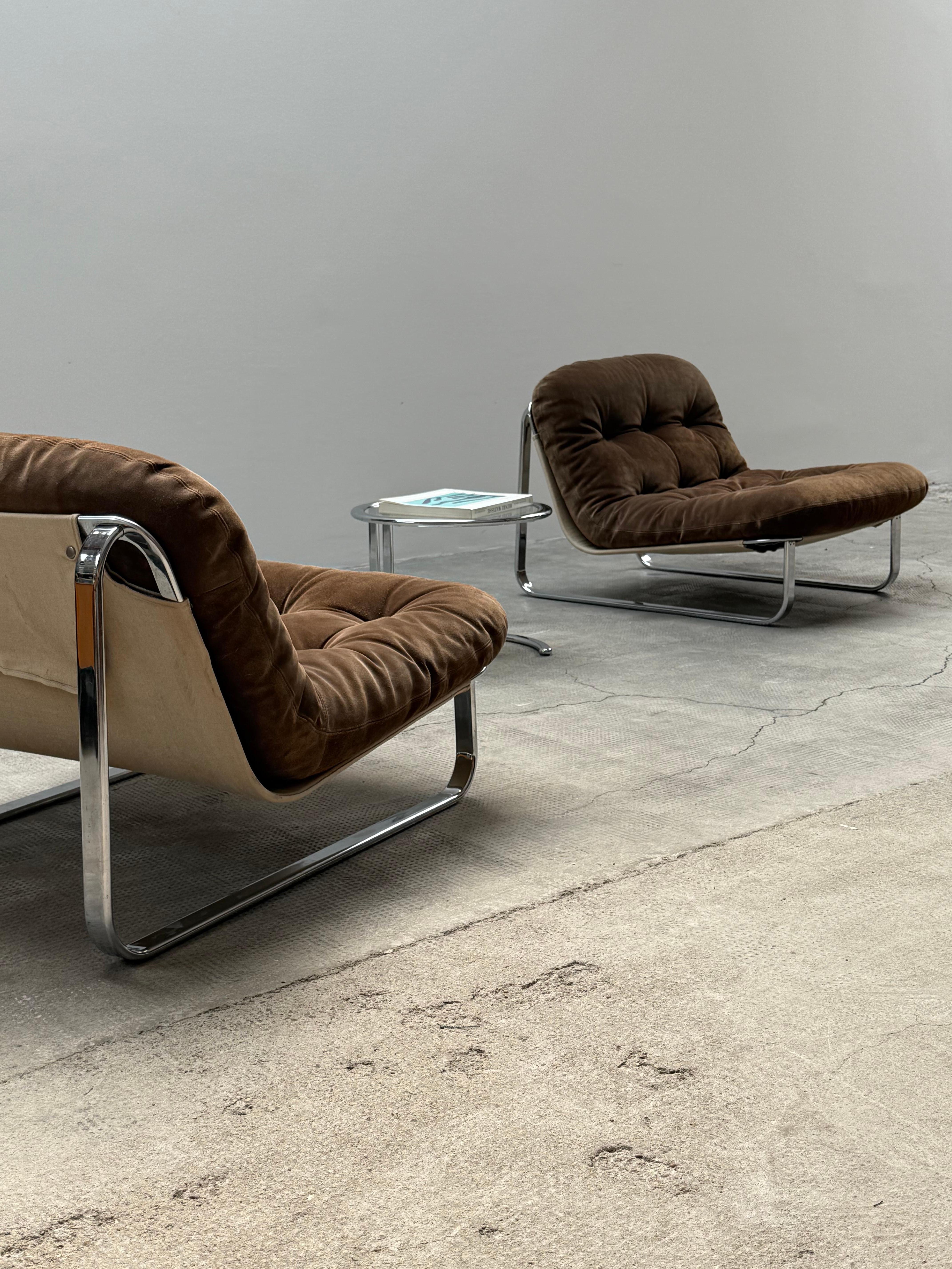 Mid-Century moderno SET DI 2 SEDIE DA LOUNGE IN SUEDE MARRONE E TELAIO IN ACCIAIO CROMATO, anni '60 in vendita