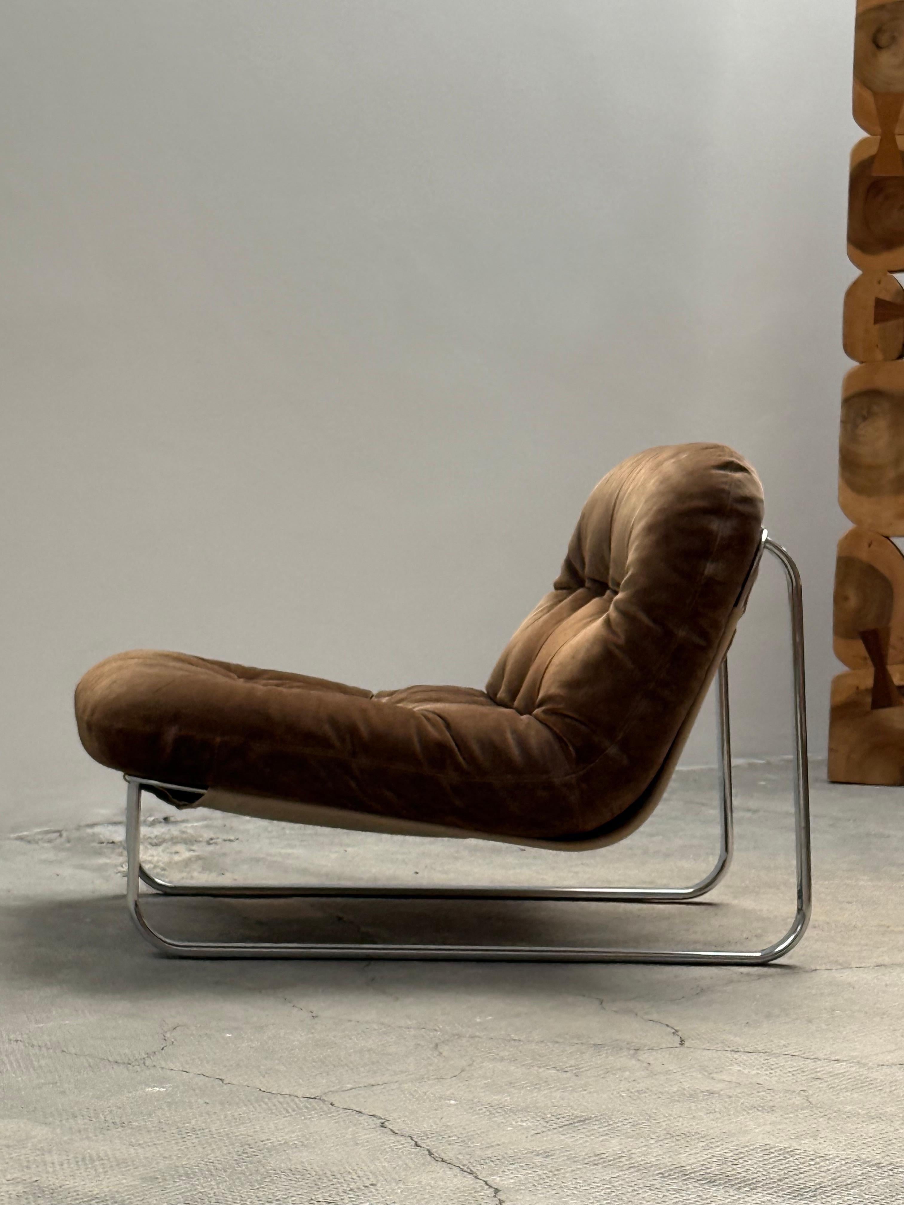Europeo SET DI 2 SEDIE DA LOUNGE IN SUEDE MARRONE E TELAIO IN ACCIAIO CROMATO, anni '60 in vendita