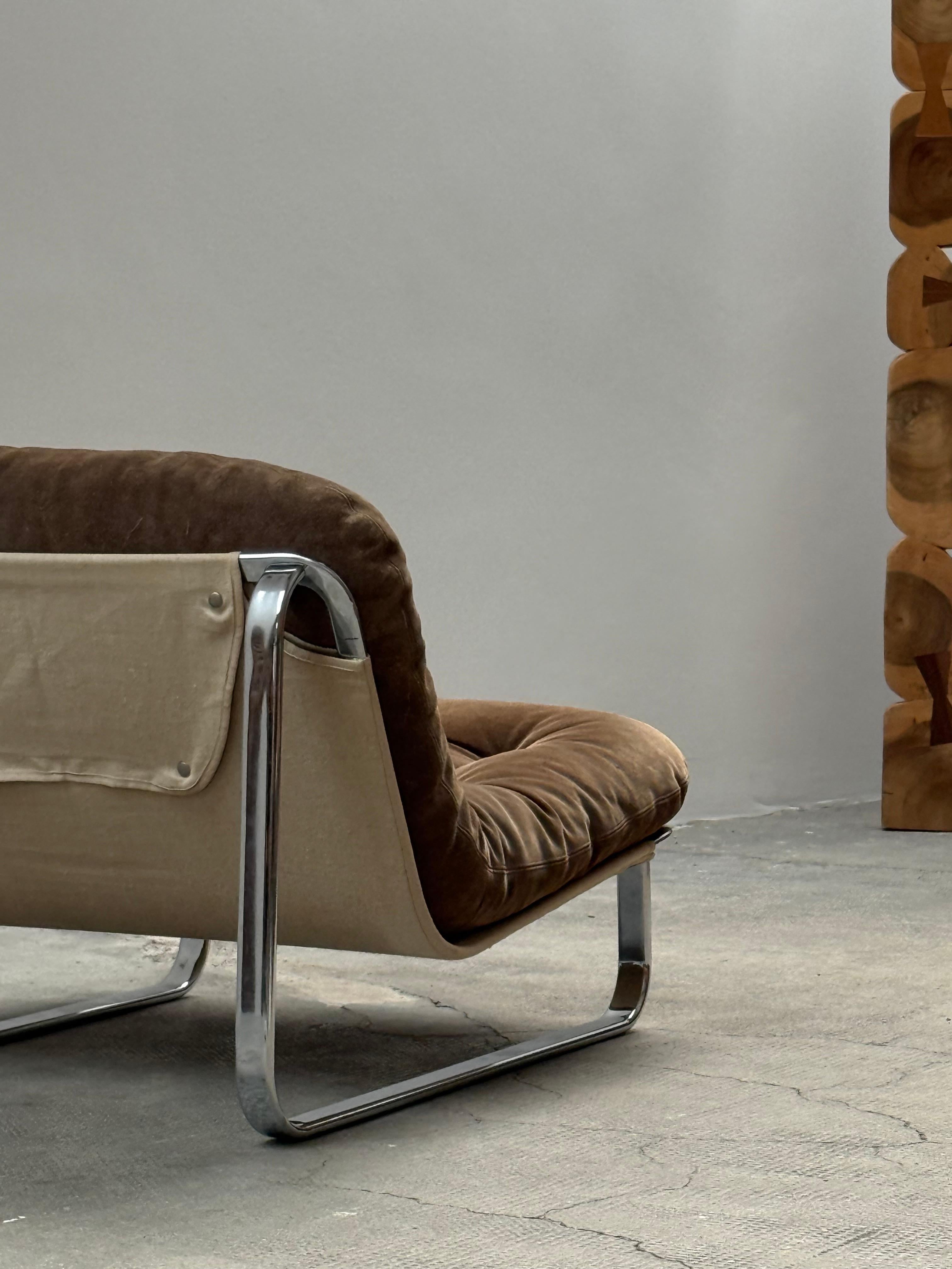 Metà XX secolo SET DI 2 SEDIE DA LOUNGE IN SUEDE MARRONE E TELAIO IN ACCIAIO CROMATO, anni '60 in vendita