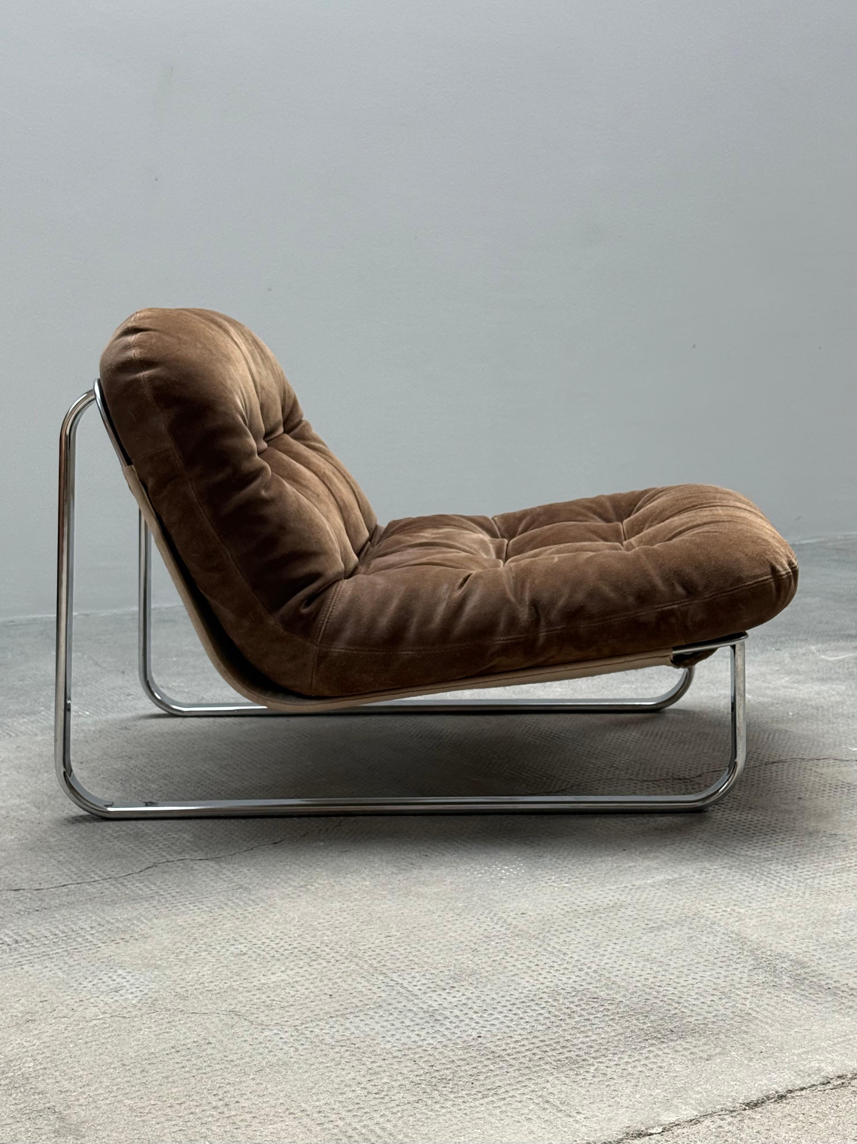 Camoscio SET DI 2 SEDIE DA LOUNGE IN SUEDE MARRONE E TELAIO IN ACCIAIO CROMATO, anni '60 in vendita