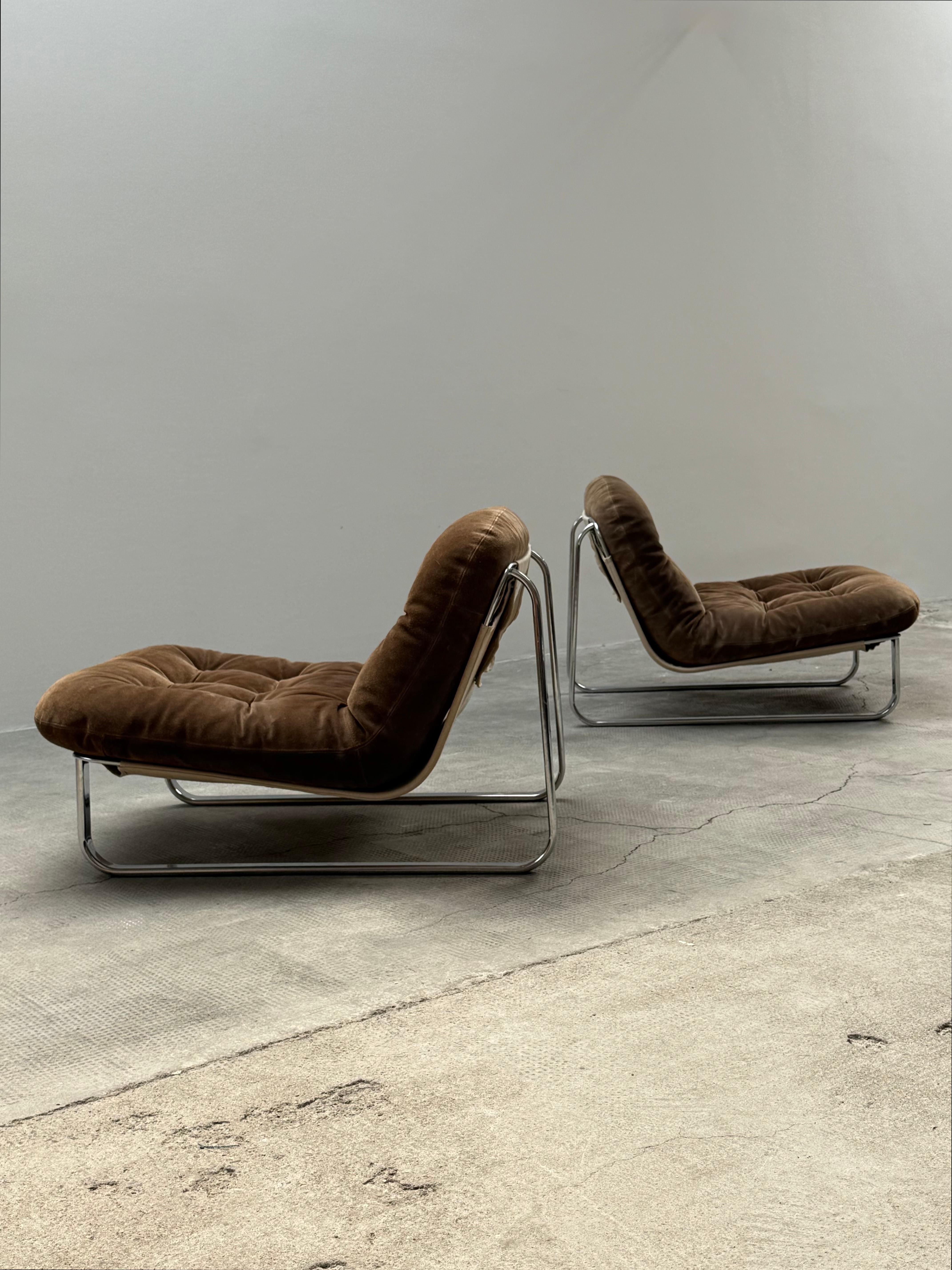 SET DI 2 SEDIE DA LOUNGE IN SUEDE MARRONE E TELAIO IN ACCIAIO CROMATO, anni '60 in vendita 1