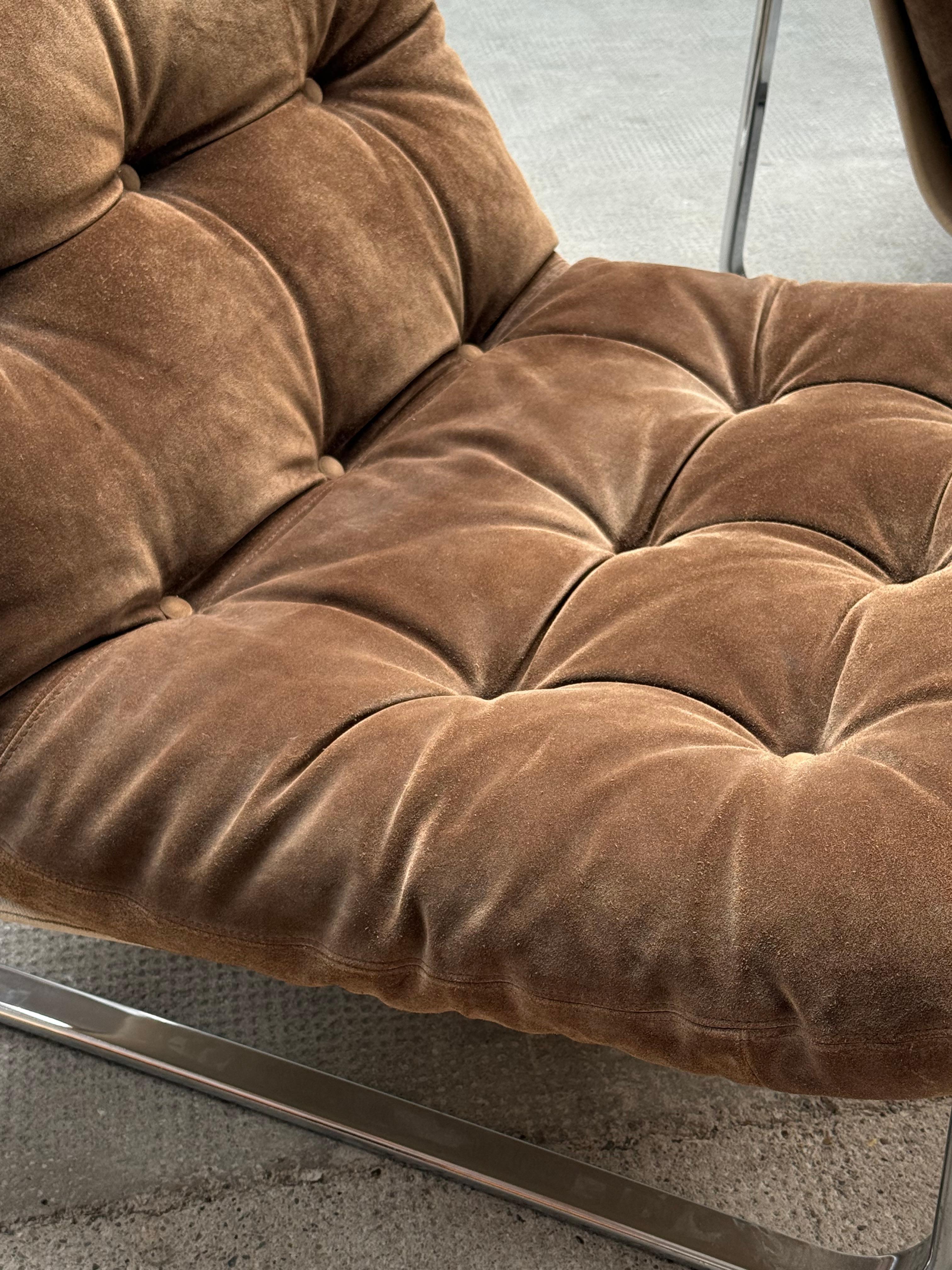 SET DI 2 SEDIE DA LOUNGE IN SUEDE MARRONE E TELAIO IN ACCIAIO CROMATO, anni '60 in vendita 3