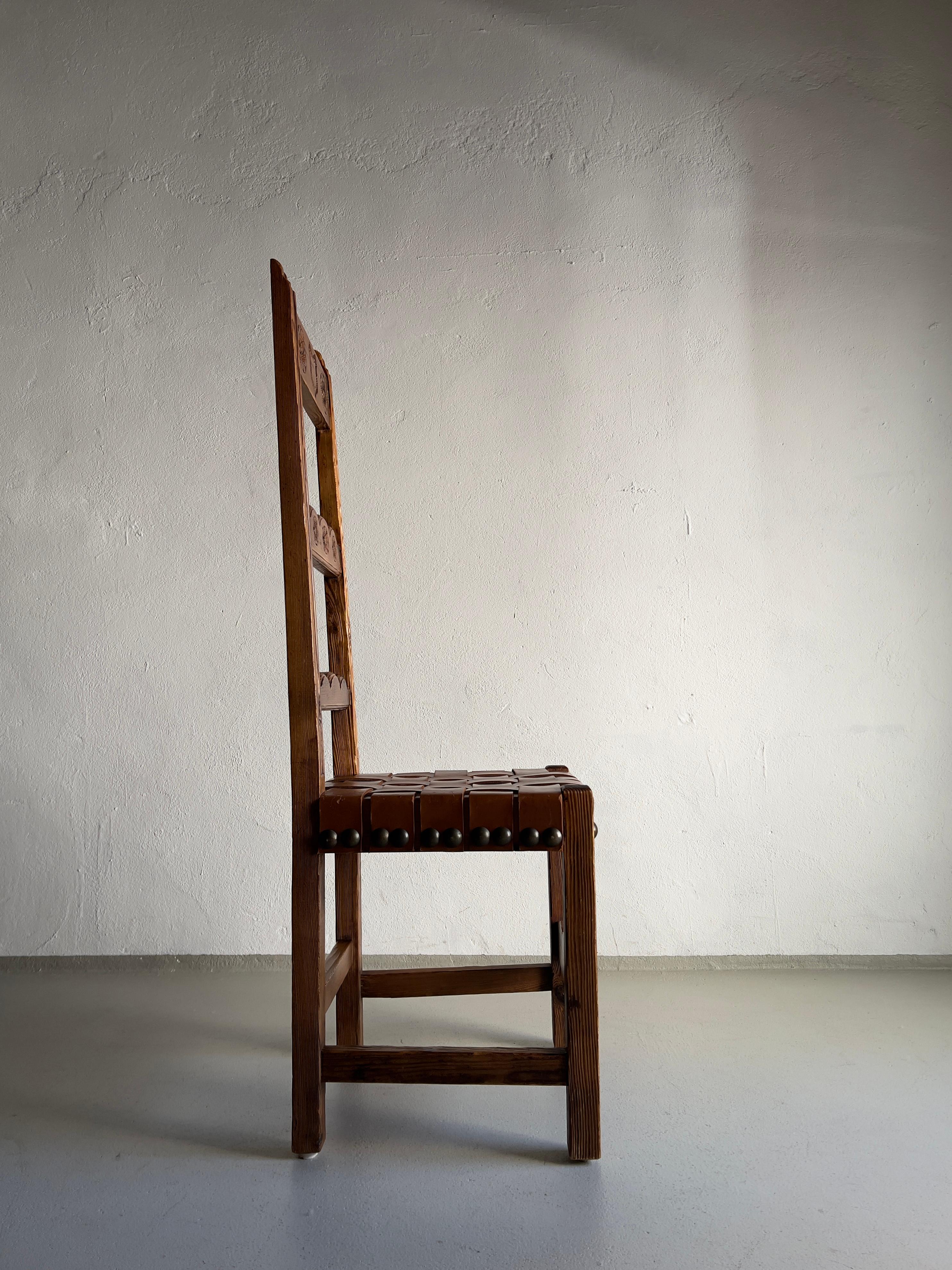 Satz von 2 brutalistischen geschnitzten Holz-Esszimmerstühlen mit Ledersitz, Niederlande 1970er Jahre (20. Jahrhundert) im Angebot