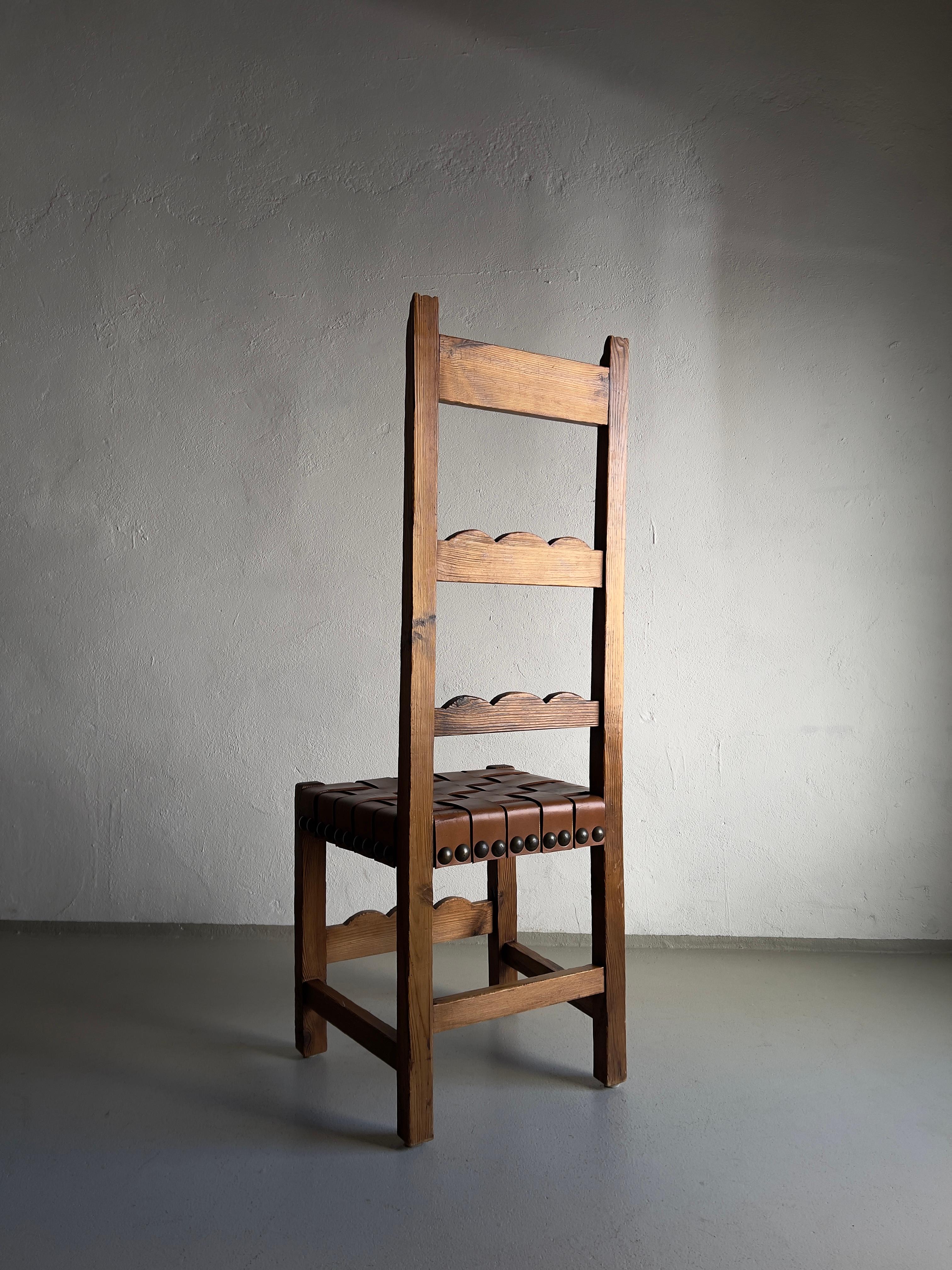 Satz von 2 brutalistischen geschnitzten Holz-Esszimmerstühlen mit Ledersitz, Niederlande 1970er Jahre im Angebot 1