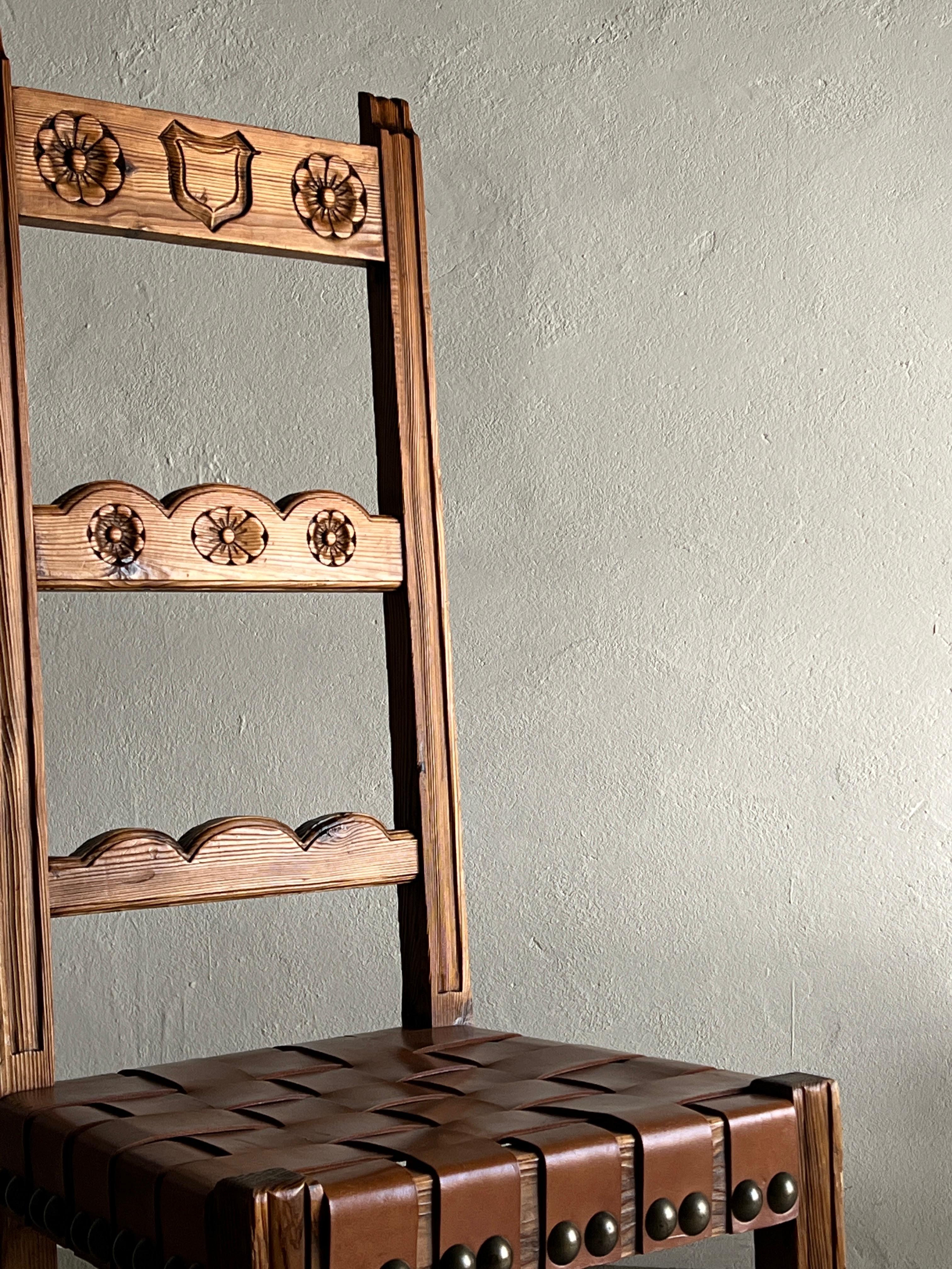 Dutch Set of 2 Brutalist Carved Wood Dining Chairs with Leather Seat Netherlands 1970s For Sale