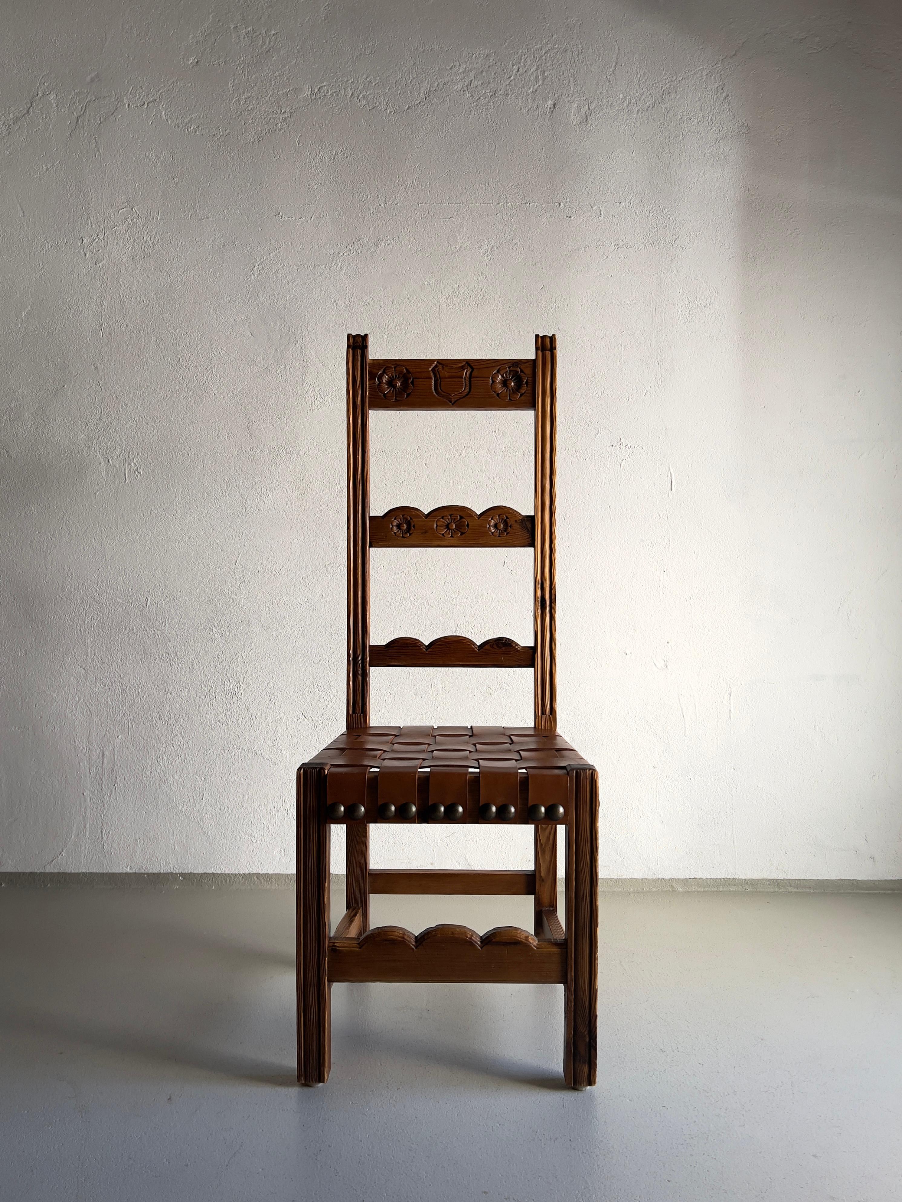 Satz von 2 brutalistischen geschnitzten Holz-Esszimmerstühlen mit Ledersitz, Niederlande 1970er Jahre (Niederländisch) im Angebot