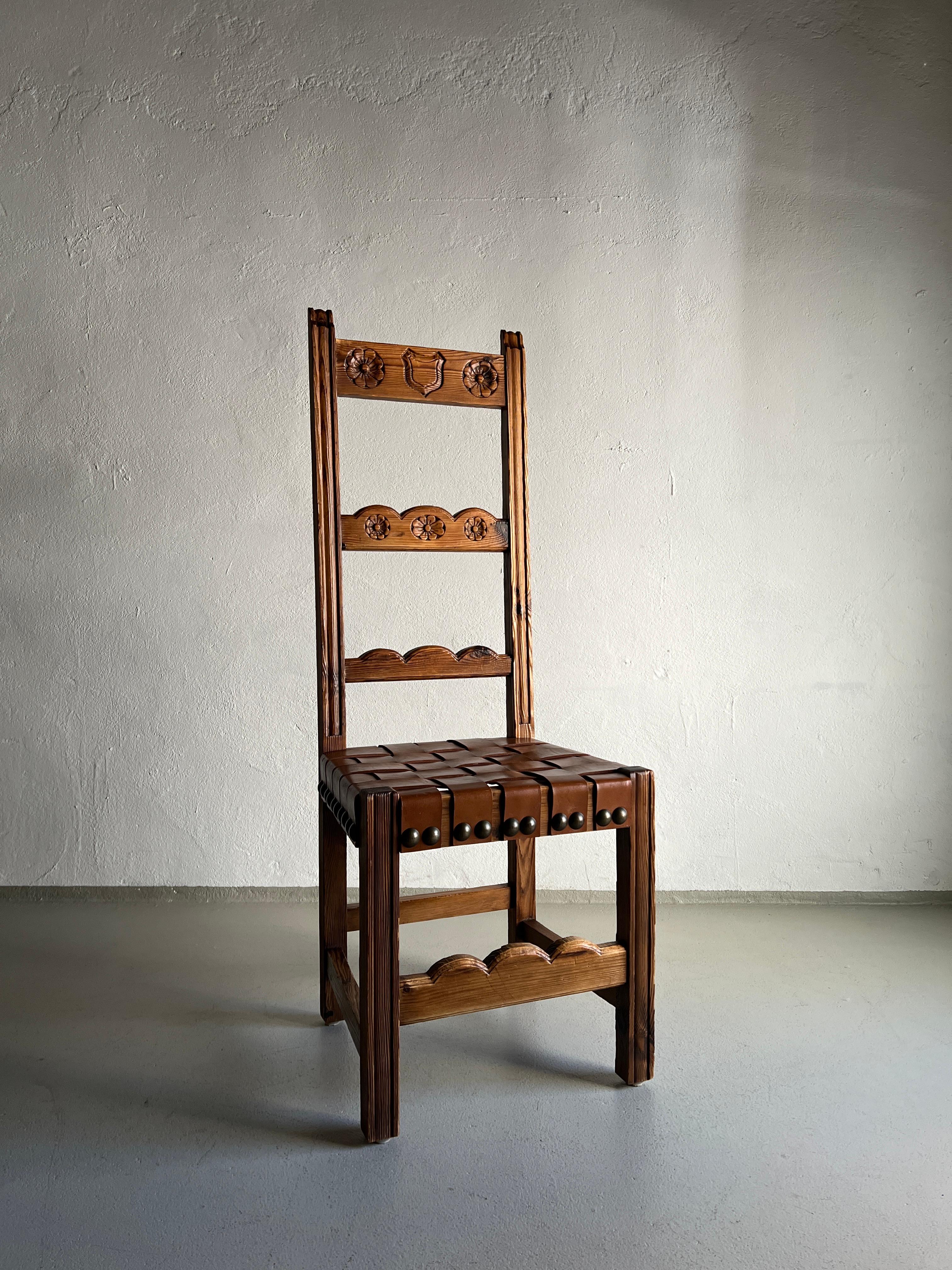 Sculpté Ensemble de 2 chaises de salle à manger brutalistes en bois sculpté avec assise en cuir Pays-Bas 1970 en vente