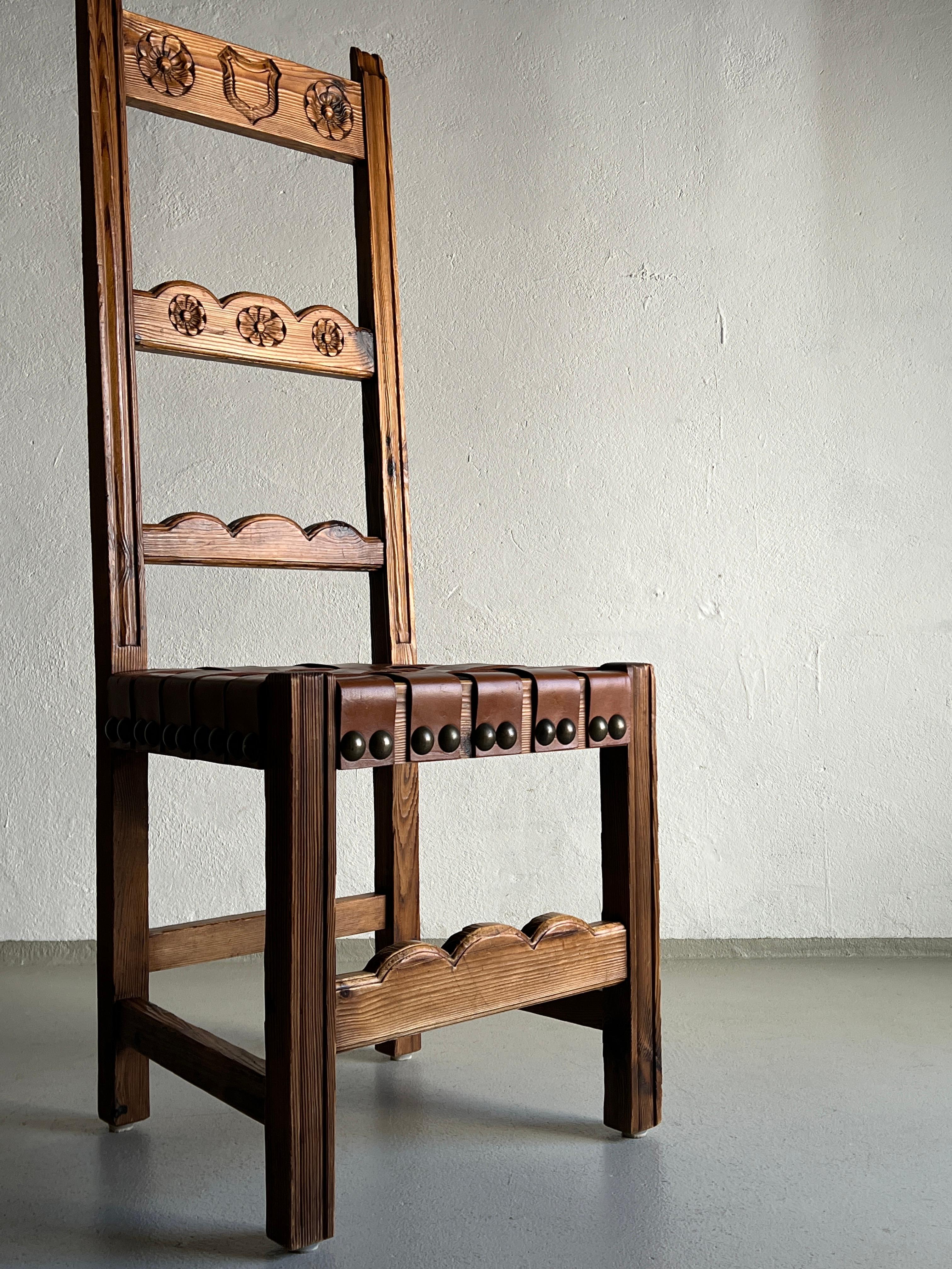 Satz von 2 brutalistischen geschnitzten Holz-Esszimmerstühlen mit Ledersitz, Niederlande 1970er Jahre im Zustand „Gut“ im Angebot in Rīga, LV