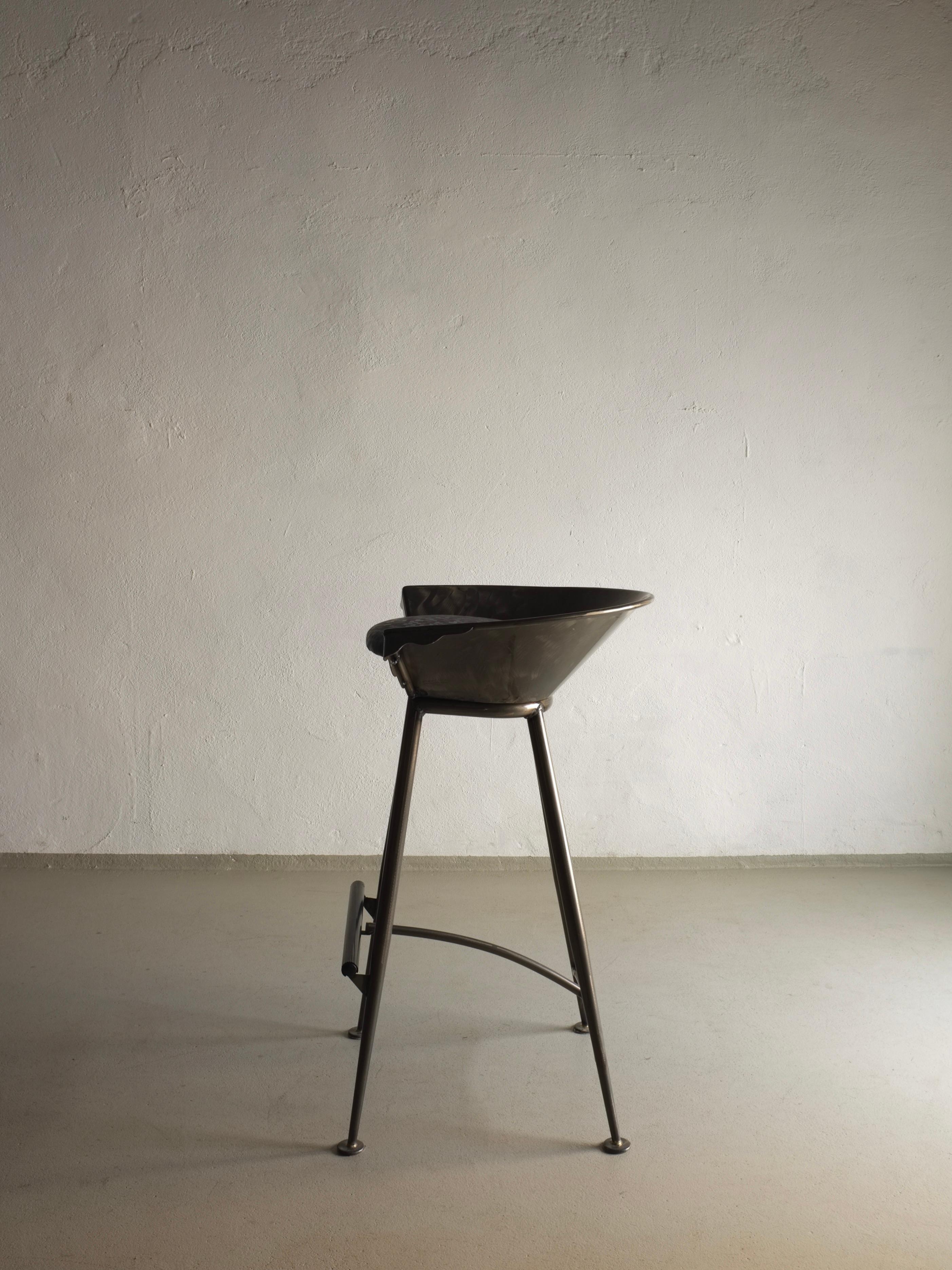 Set of 2 Brutalist Cast Metal Bar Stools Italy, 1980s In Good Condition For Sale In Rīga, LV