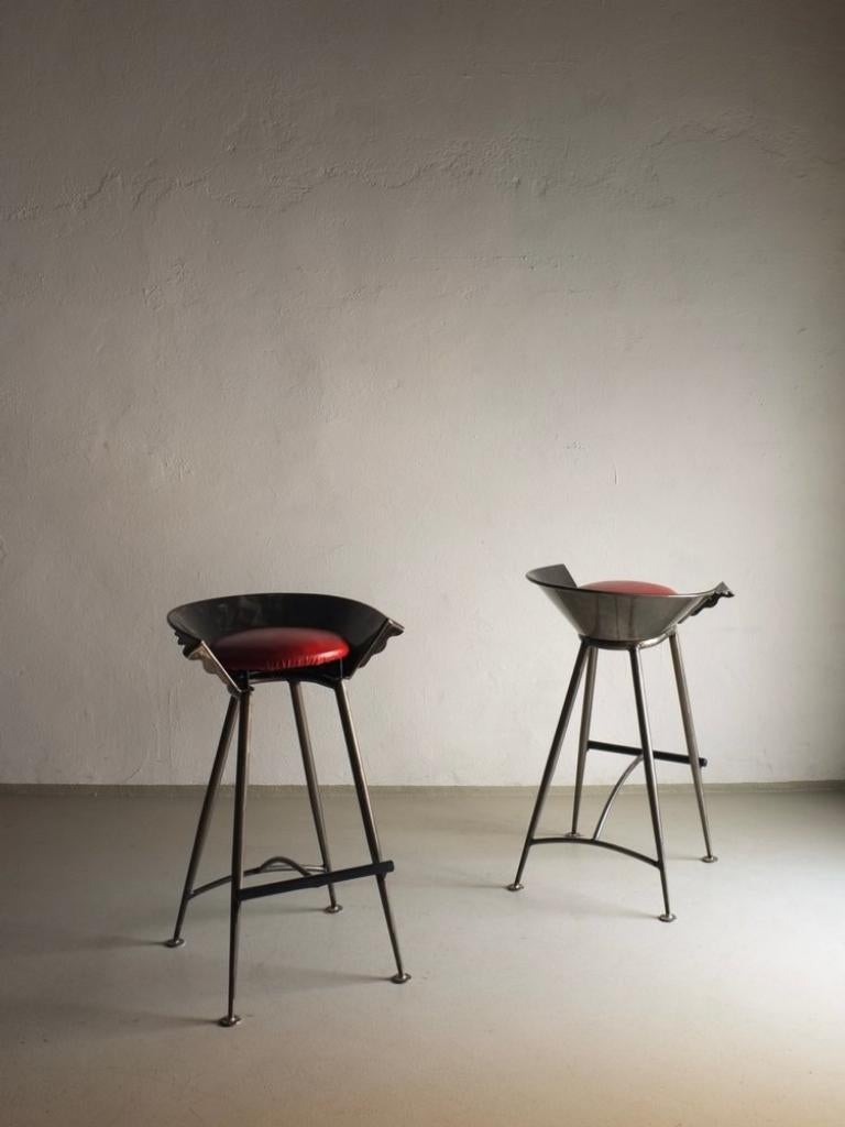 Ensemble de 2 tabourets de bar vintage en métal moulé avec revêtement en similicuir - J'ai 4 chaises avec revêtement gris et 2 avec rouge, le prix est pour 2 chaises. Marque - Steel-Line Italy, design unique en son genre. Ils sont très confortables