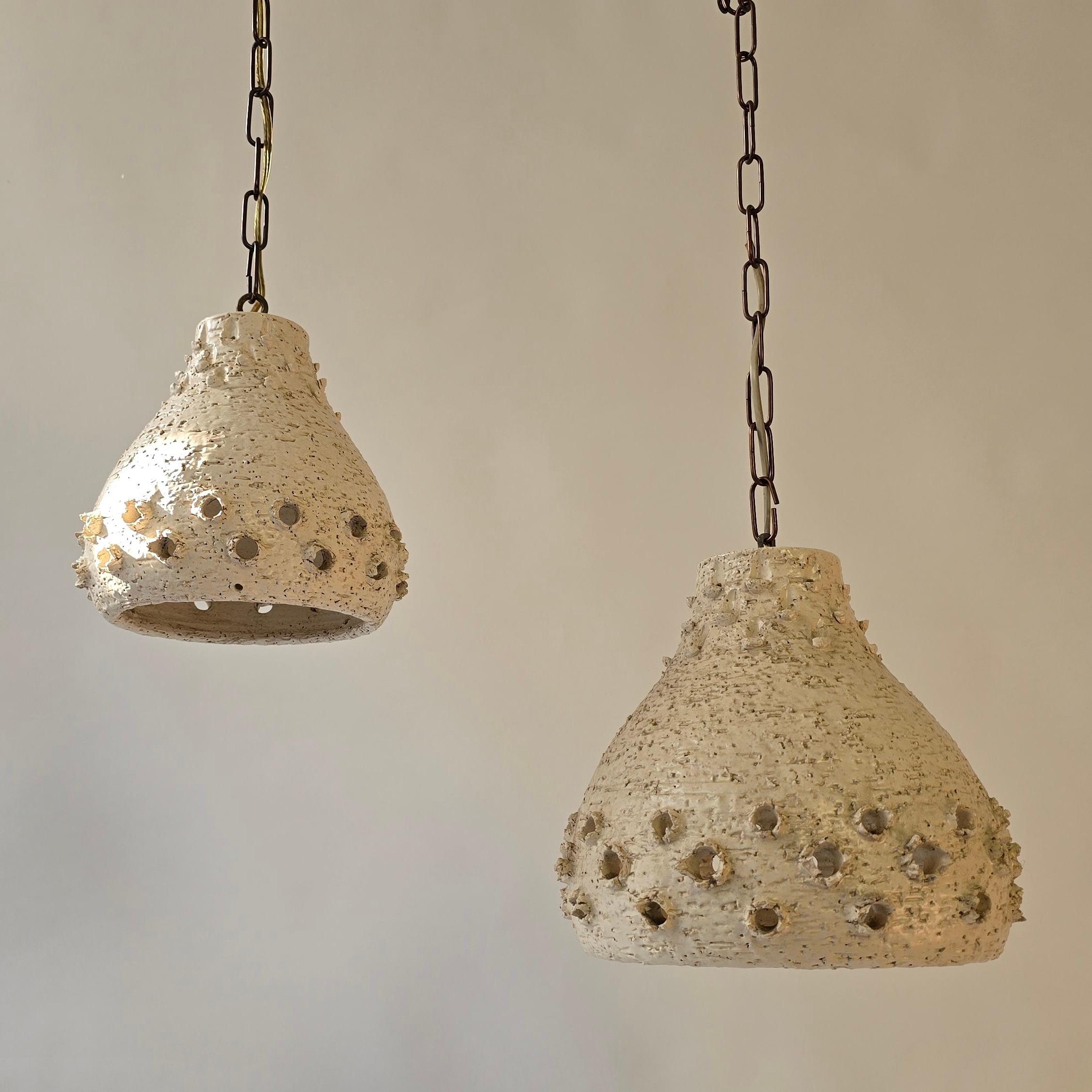 Brutalismo Set di 2 lampade a sospensione in ceramica brutalista, Italia, anni '70 in vendita