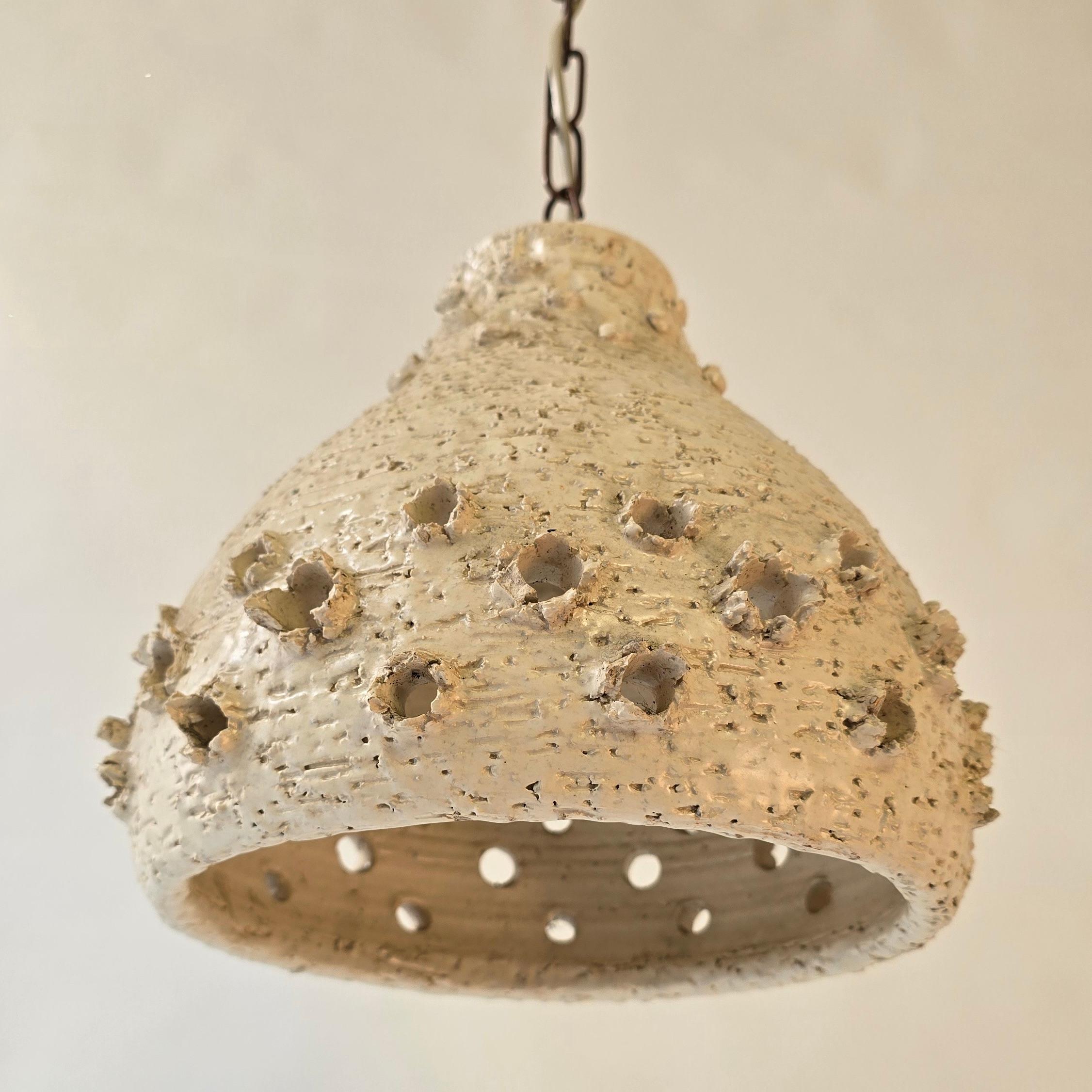 Italiano Set di 2 lampade a sospensione in ceramica brutalista, Italia, anni '70 in vendita