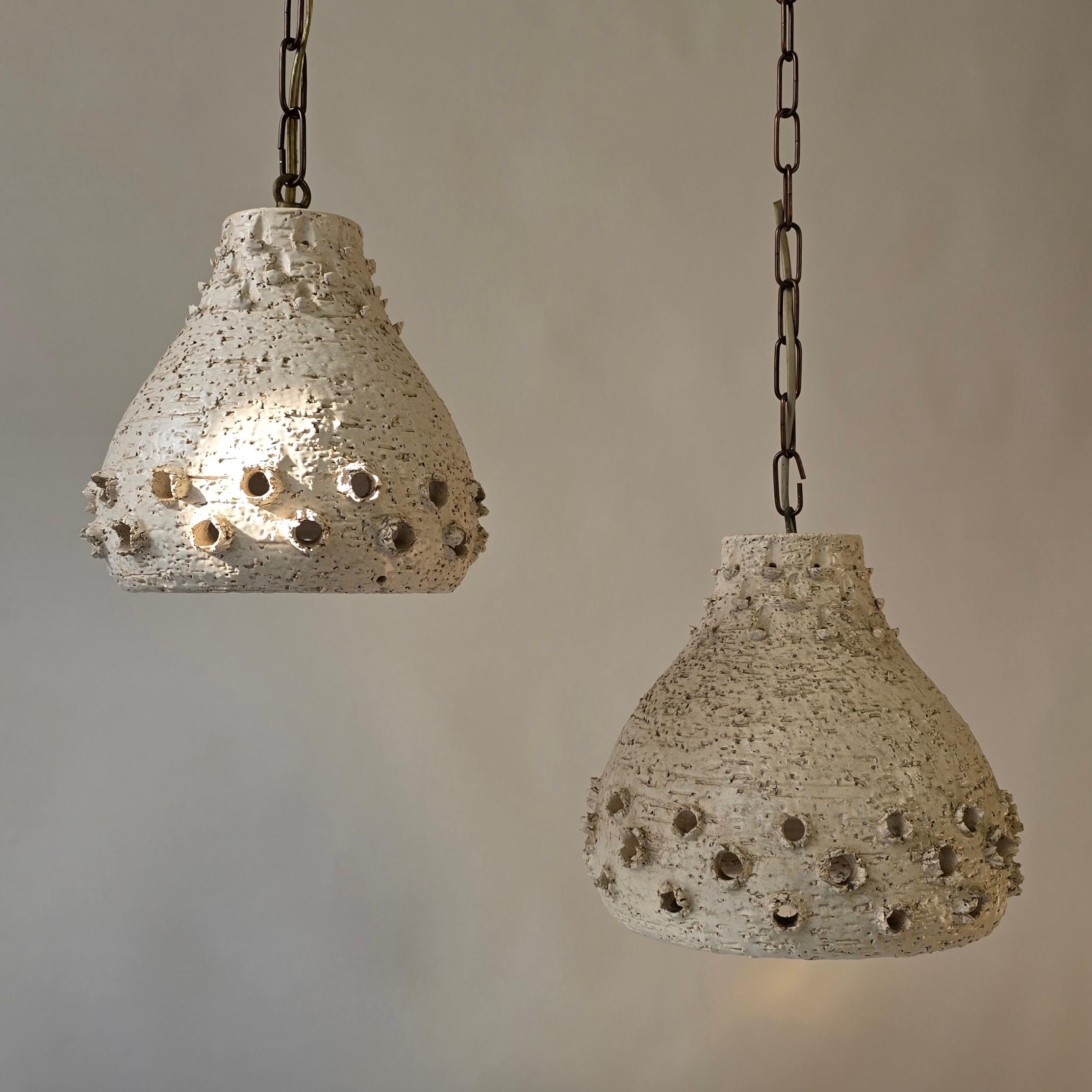 Set di 2 lampade a sospensione in ceramica brutalista, Italia, anni '70 In condizioni buone in vendita a Antwerp, BE