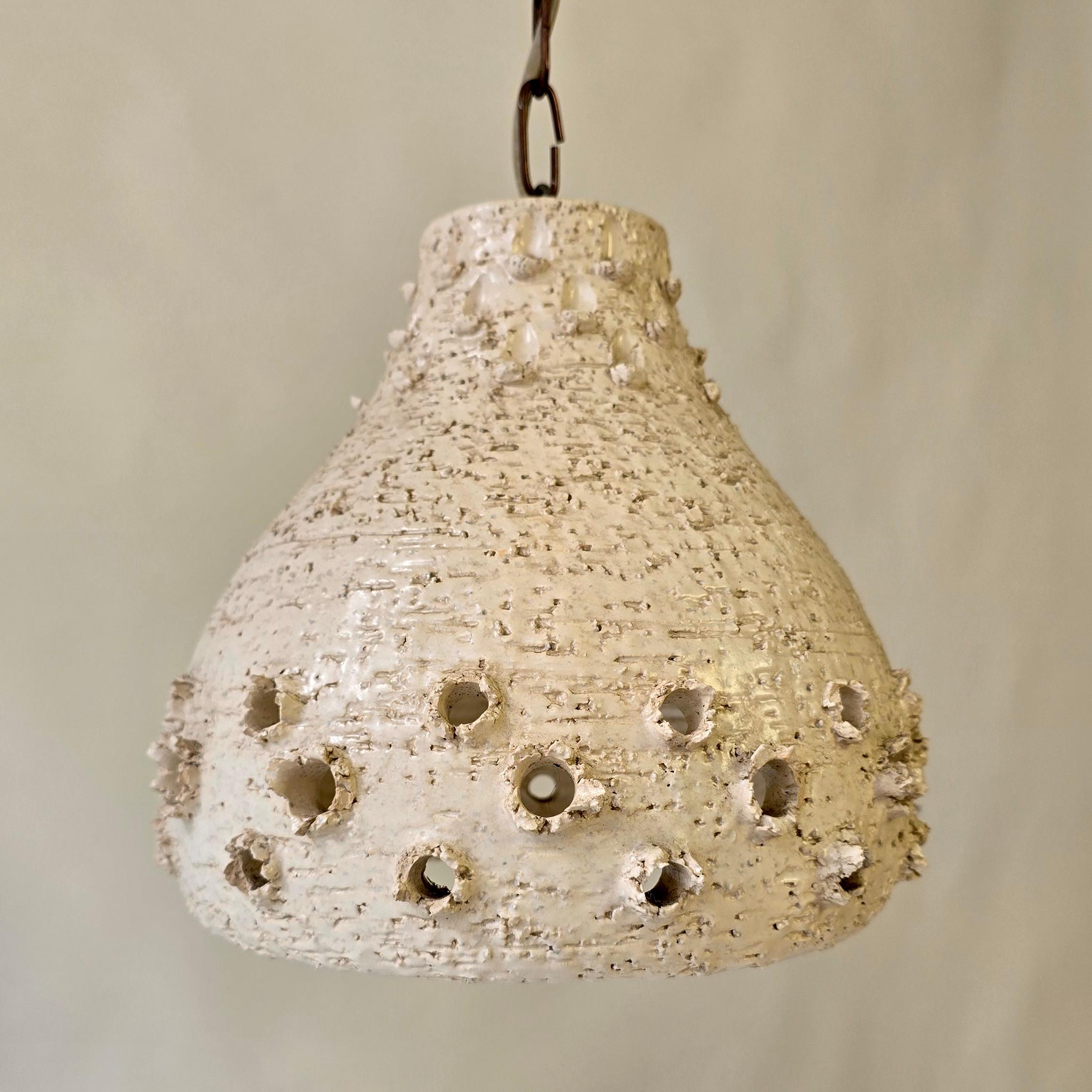 XX secolo Set di 2 lampade a sospensione in ceramica brutalista, Italia, anni '70 in vendita