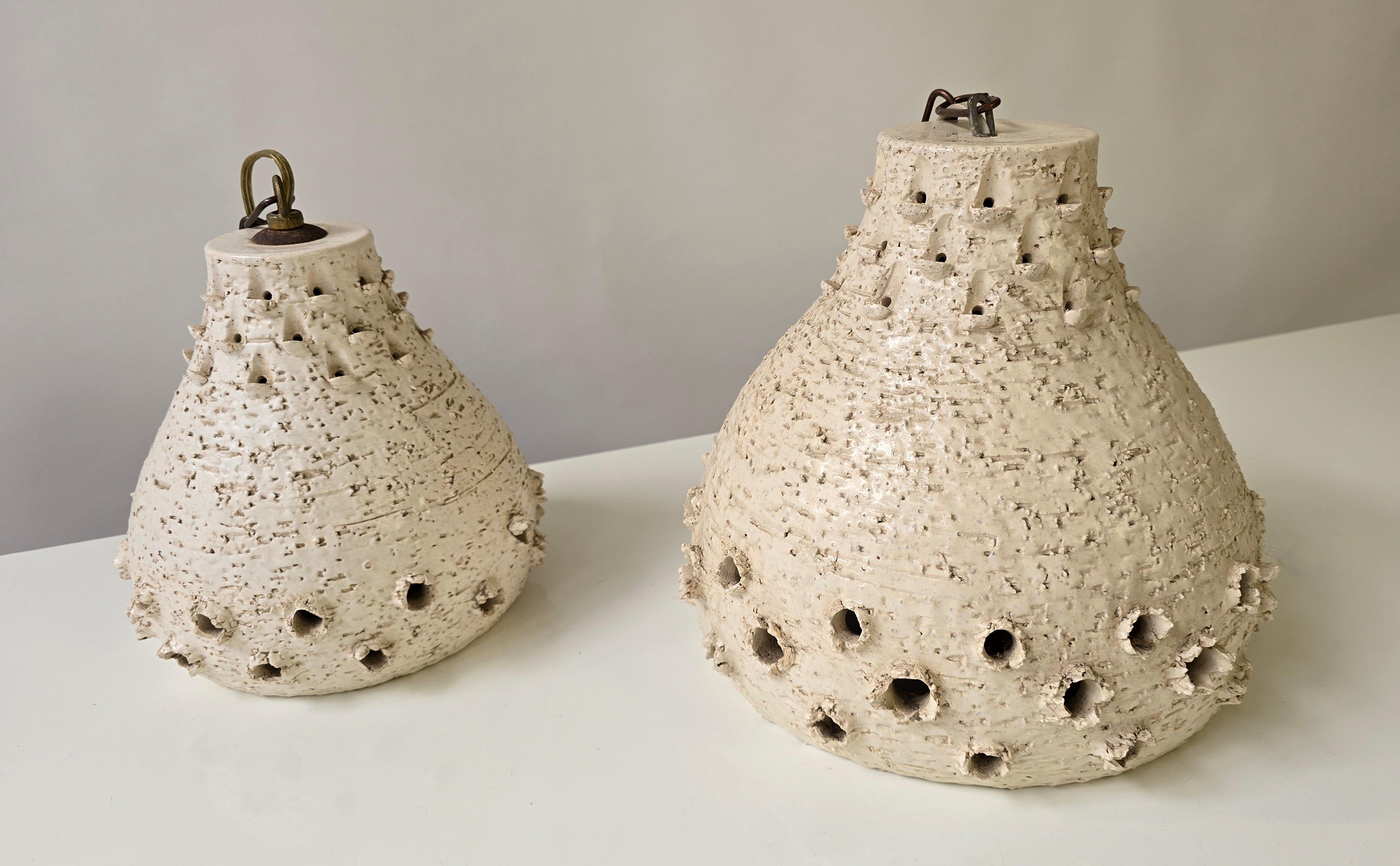 Ottone Set di 2 lampade a sospensione in ceramica brutalista, Italia, anni '70 in vendita