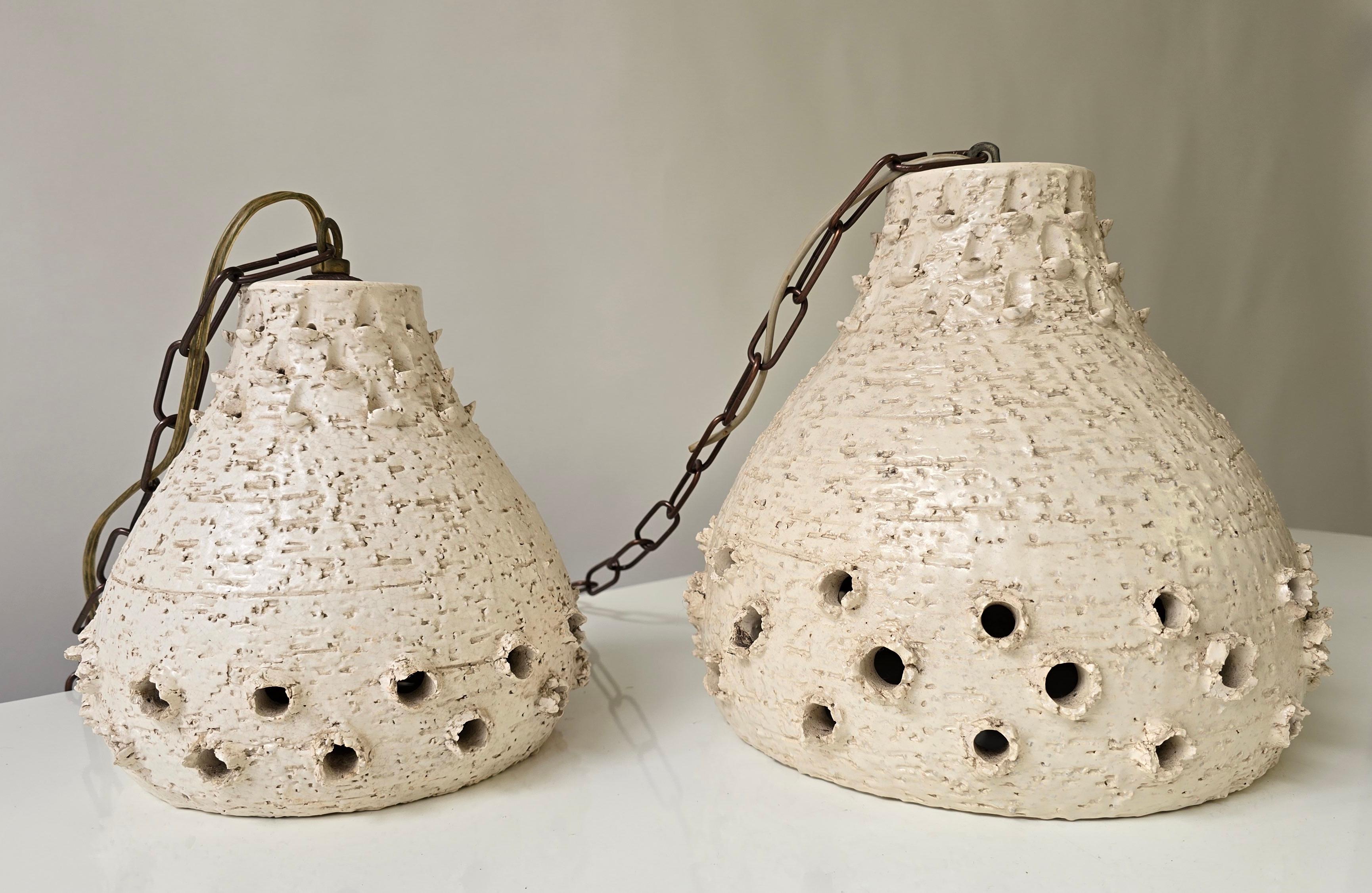 Set di 2 lampade a sospensione in ceramica brutalista, Italia, anni '70 in vendita 1