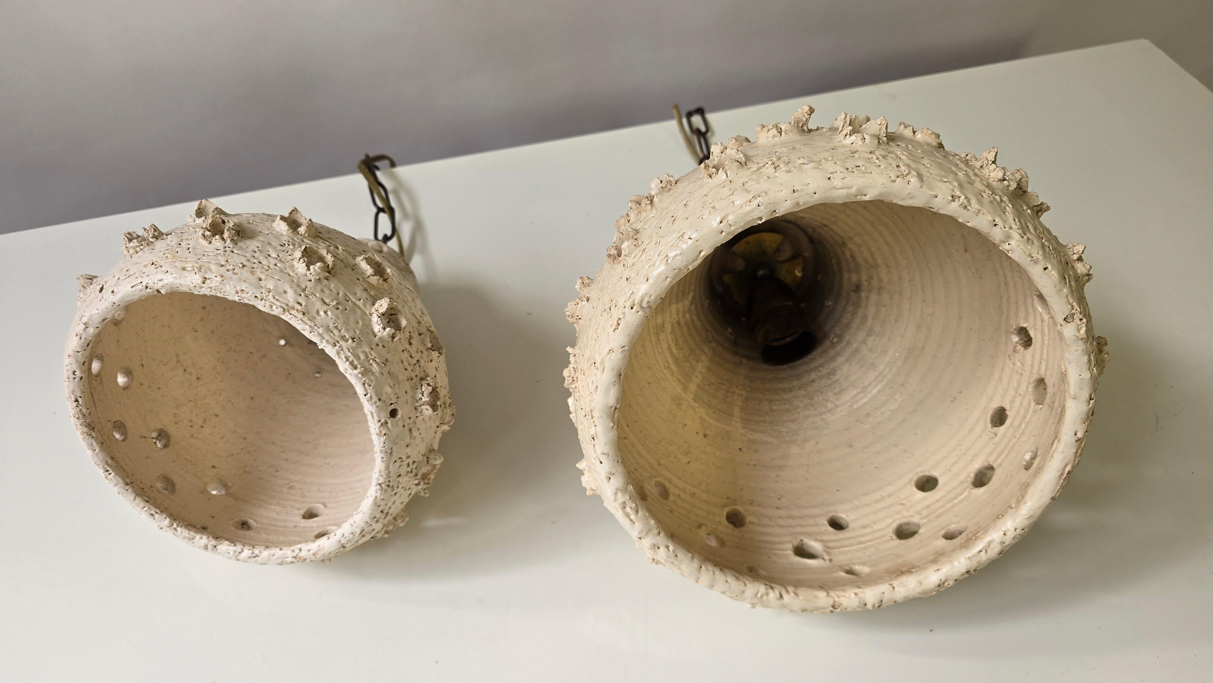 Set di 2 lampade a sospensione in ceramica brutalista, Italia, anni '70 in vendita 2