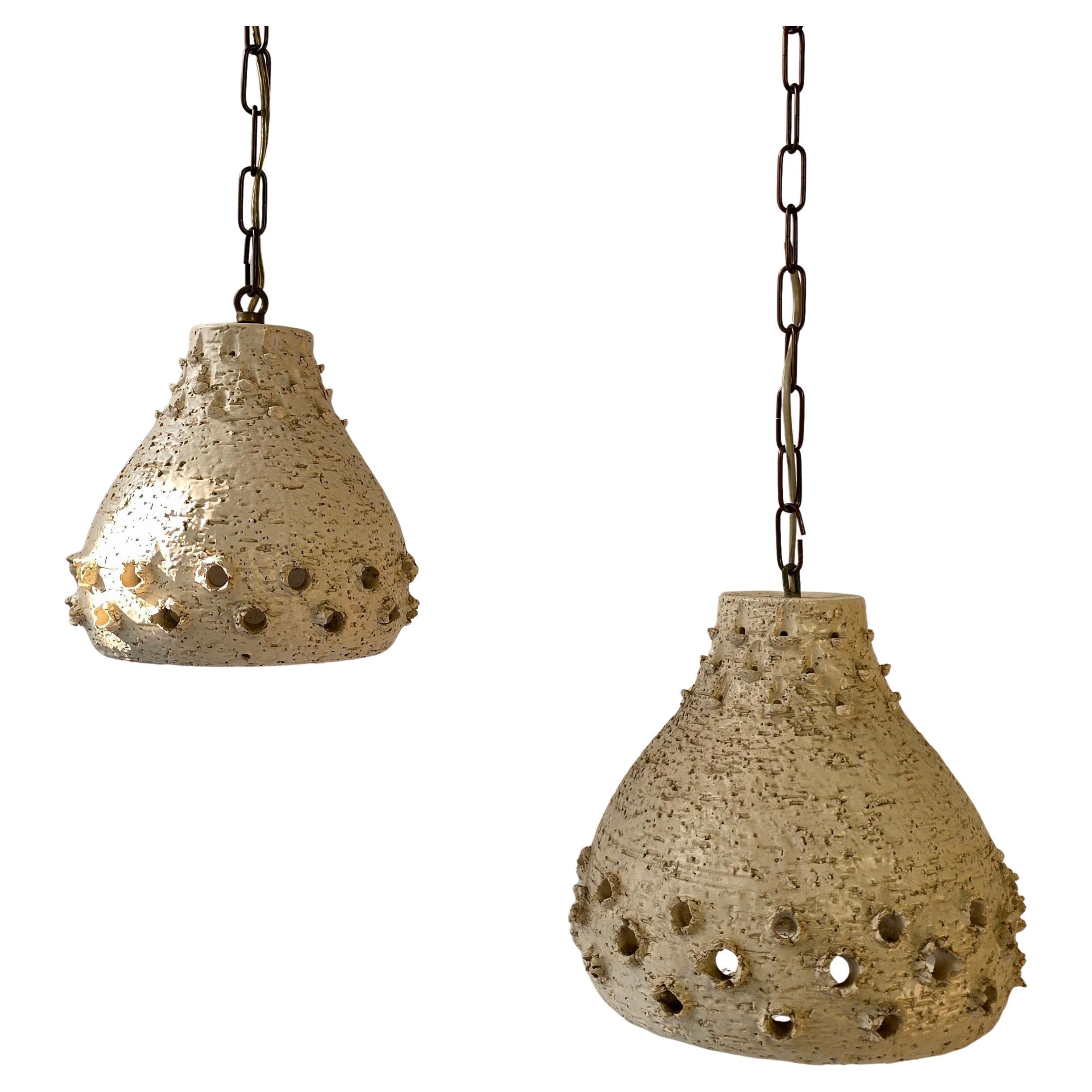 Set di 2 lampade a sospensione in ceramica brutalista, Italia, anni '70 in vendita
