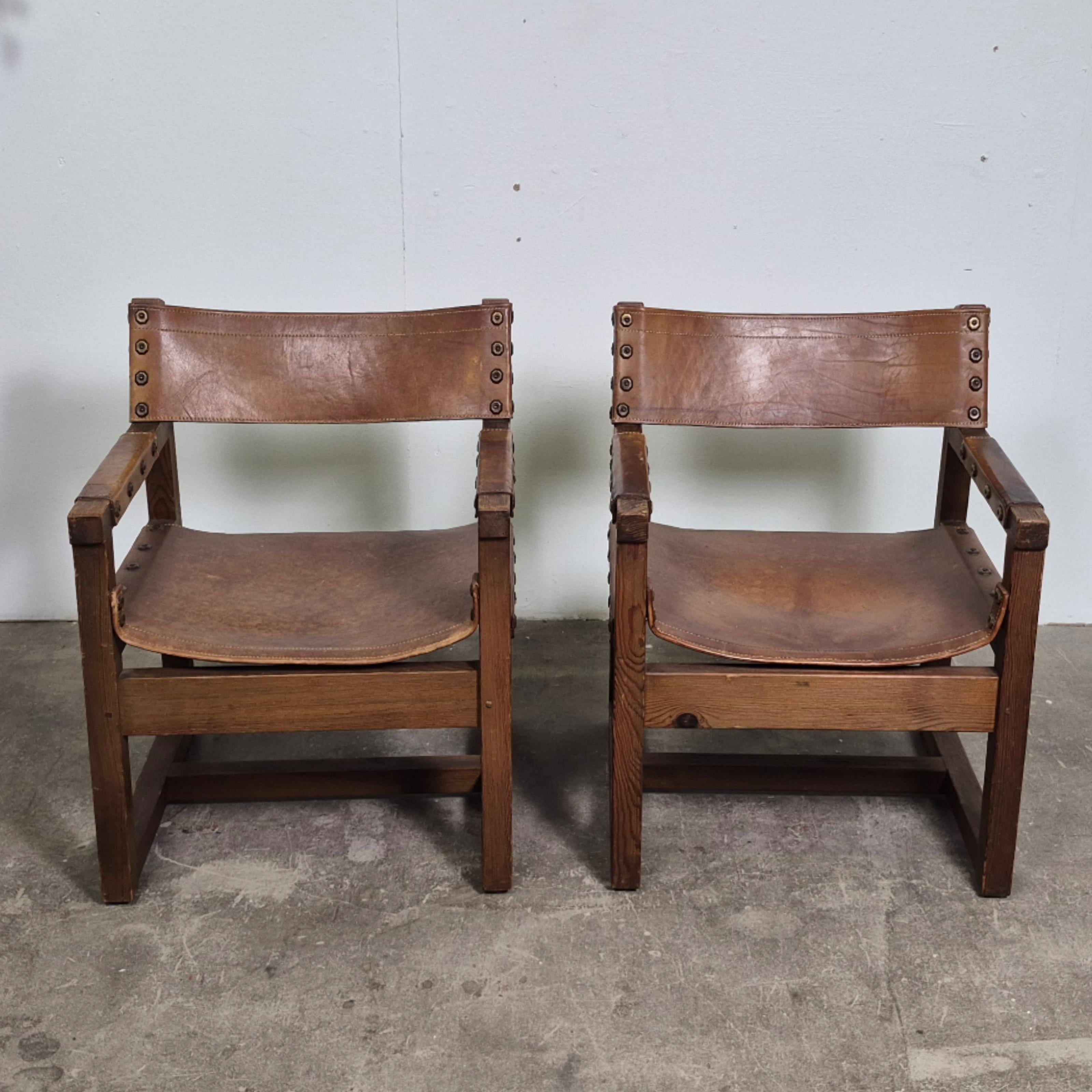 Spagnolo Set di 2 sedie brutaliste in pelle e pino di BIOSCA, Spagna, anni '50 in vendita