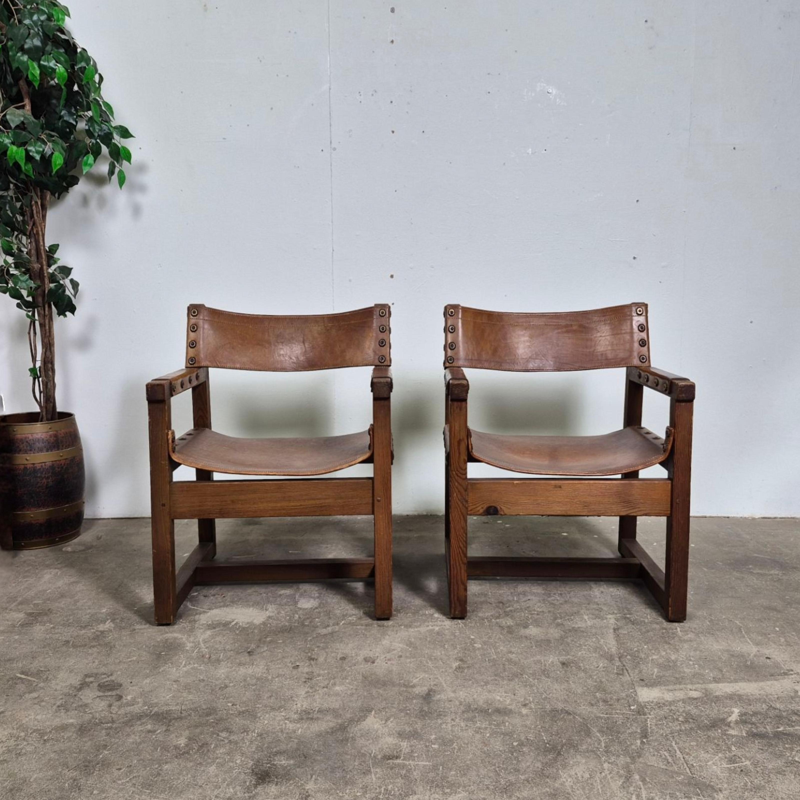 Fatto a mano Set di 2 sedie brutaliste in pelle e pino di BIOSCA, Spagna, anni '50 in vendita