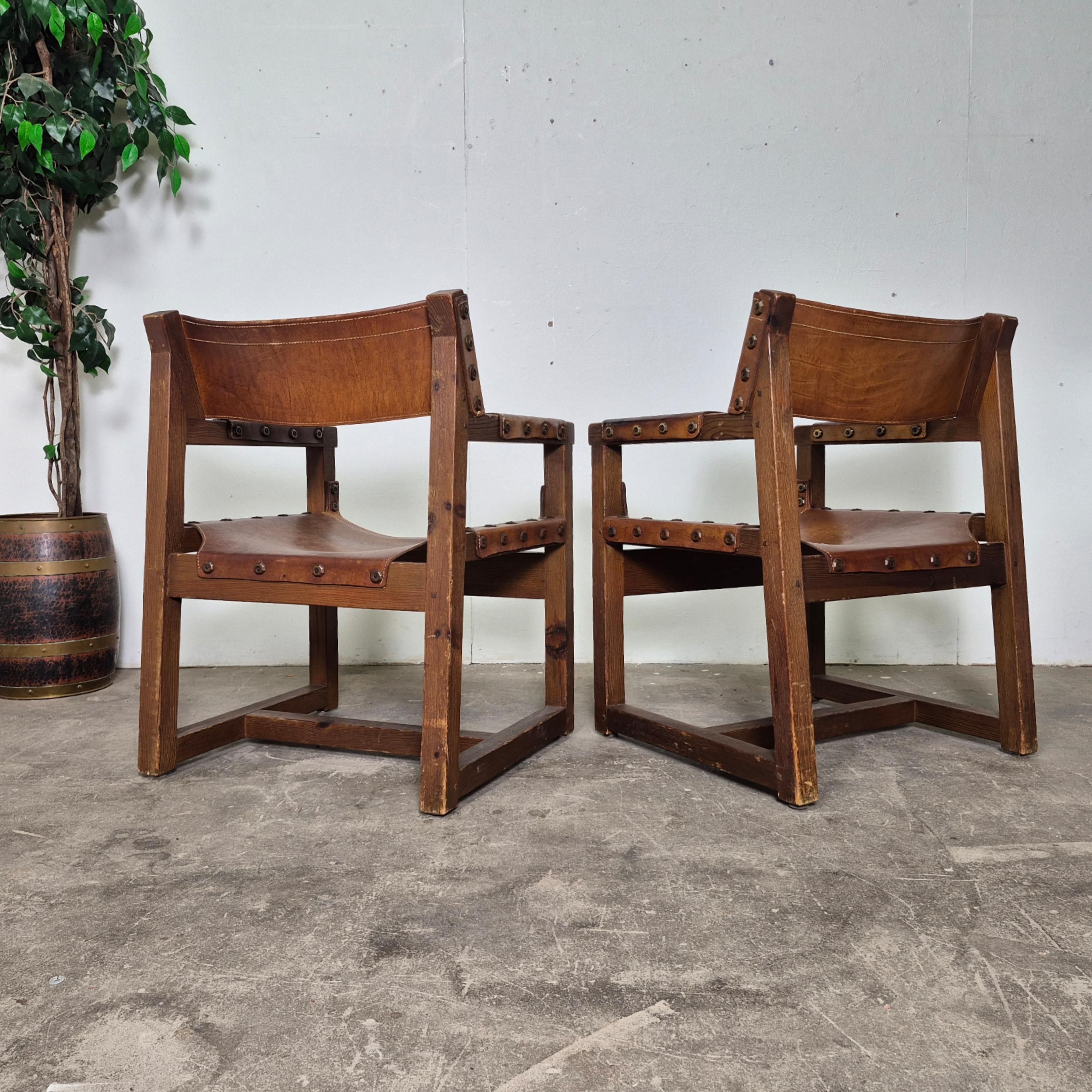 Set di 2 sedie brutaliste in pelle e pino di BIOSCA, Spagna, anni '50 In condizioni buone in vendita a ECHT, NL