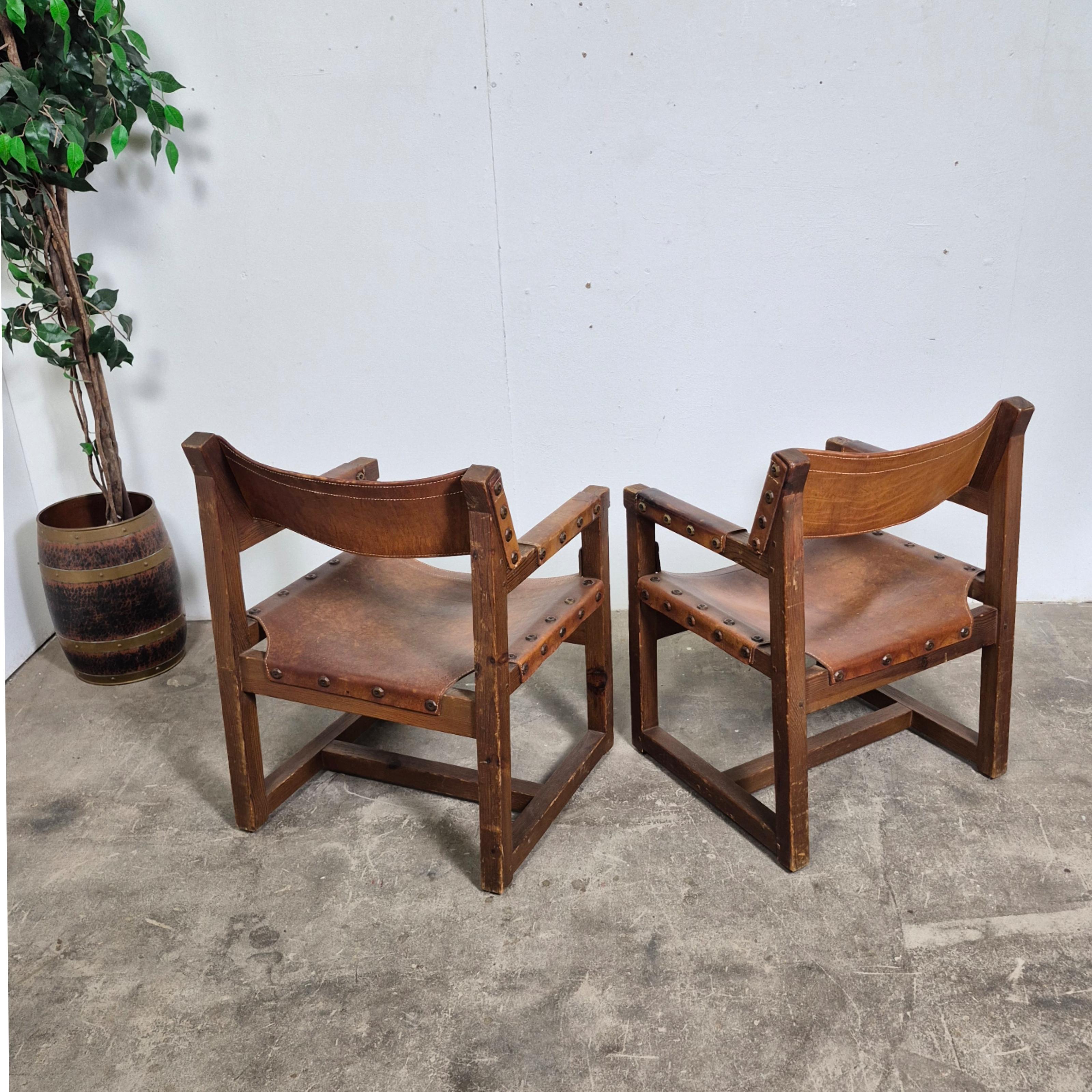 XX secolo Set di 2 sedie brutaliste in pelle e pino di BIOSCA, Spagna, anni '50 in vendita