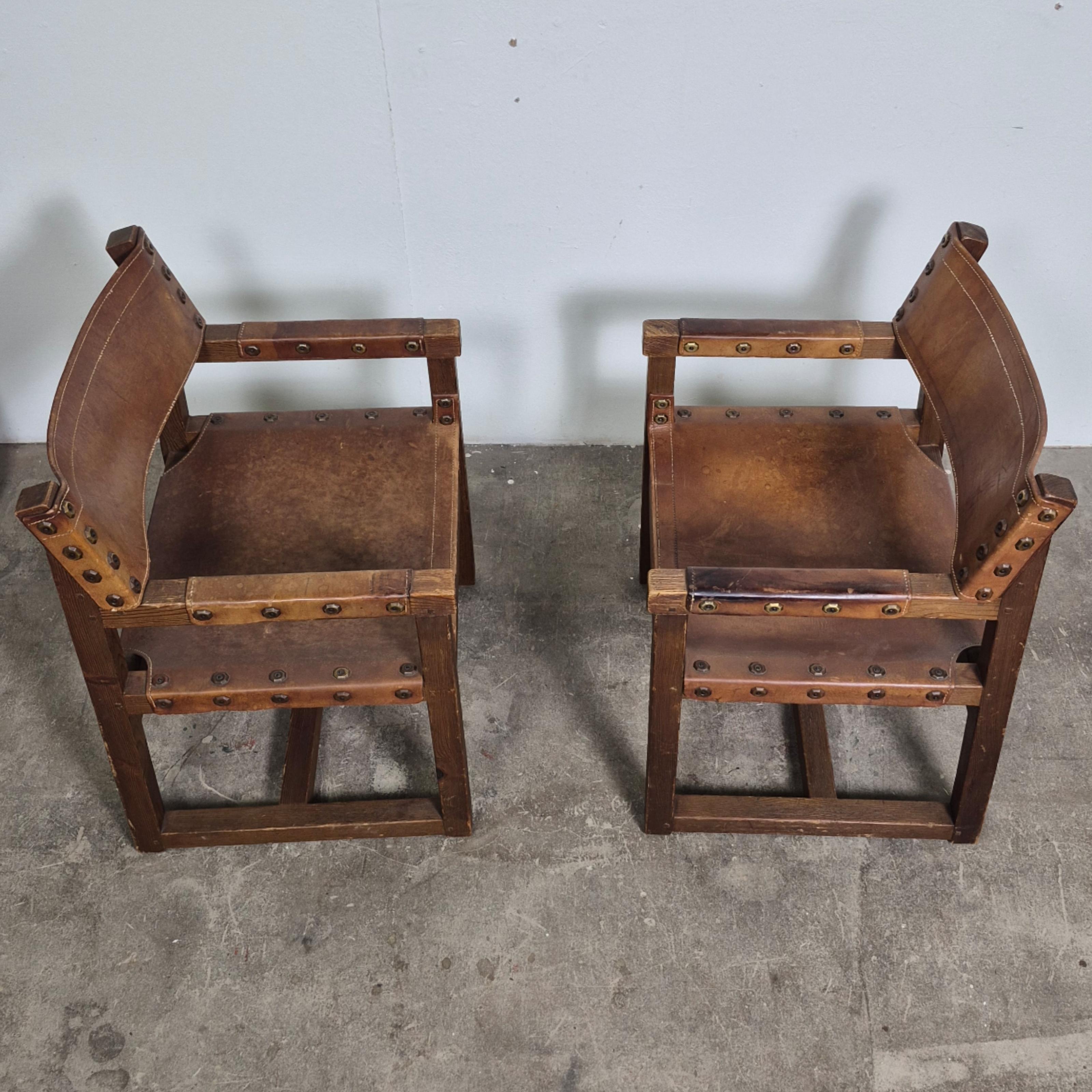 Set di 2 sedie brutaliste in pelle e pino di BIOSCA, Spagna, anni '50 in vendita 1