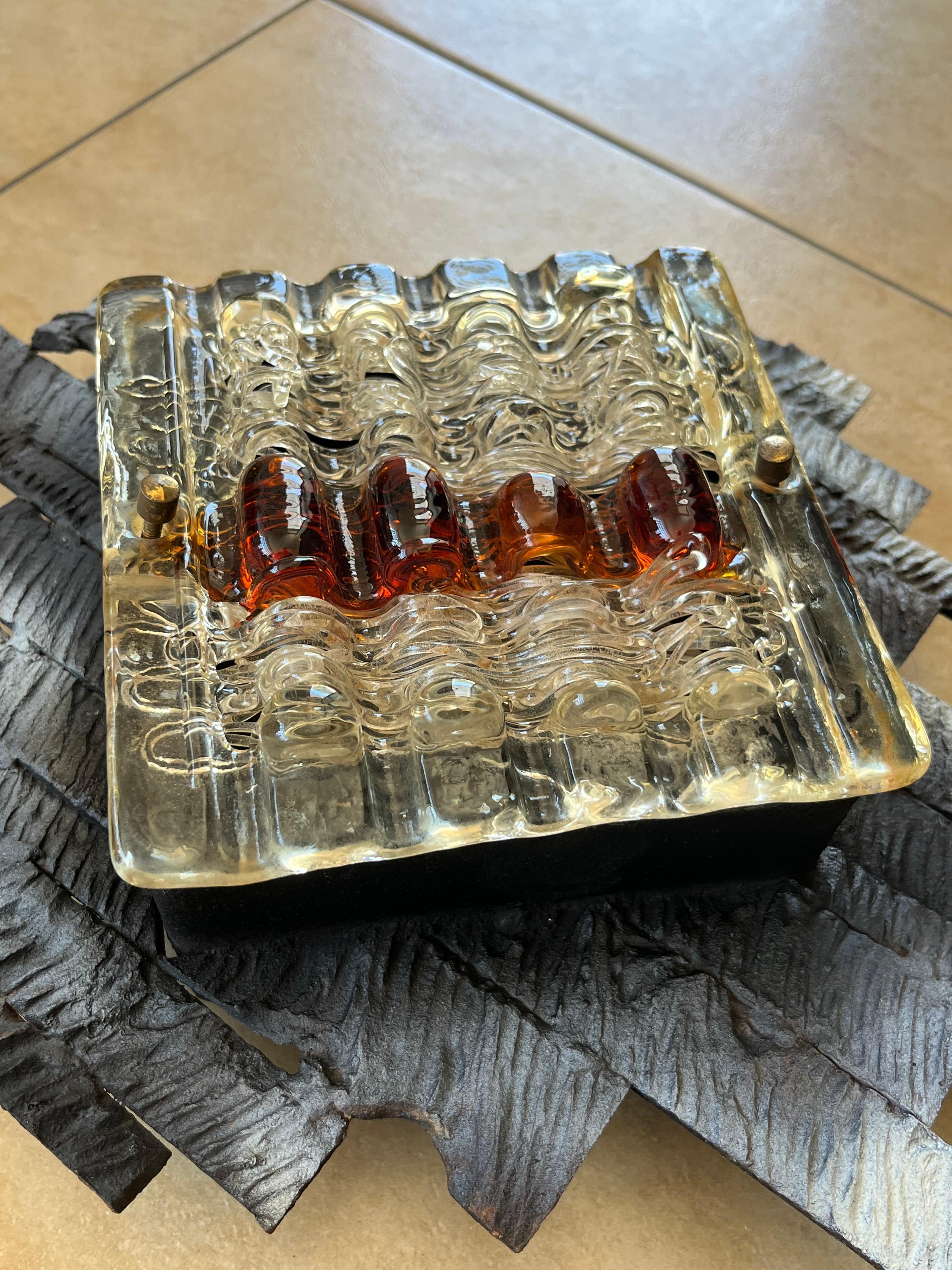 Satz von 2 brutalistischen Murano-Glas-Wandlampen von Albano Poli, Poli Arte, 1970er Jahre
Metallrahmen, guter Zustand, kleine Alterungsspuren, E27-Lampen.