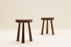 Ensemble de 2 tabourets tripodes en chêne brutal, années 50 françaises.