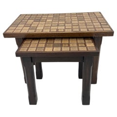 Juego de 2 mesas auxiliares brutalistas de madera maciza de roble con tapa de azulejos , años 70