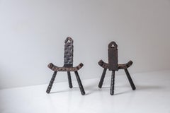 Ensemble de 2 tabourets tripodes brutalistes d'Espagne, conçus dans les années 1960.