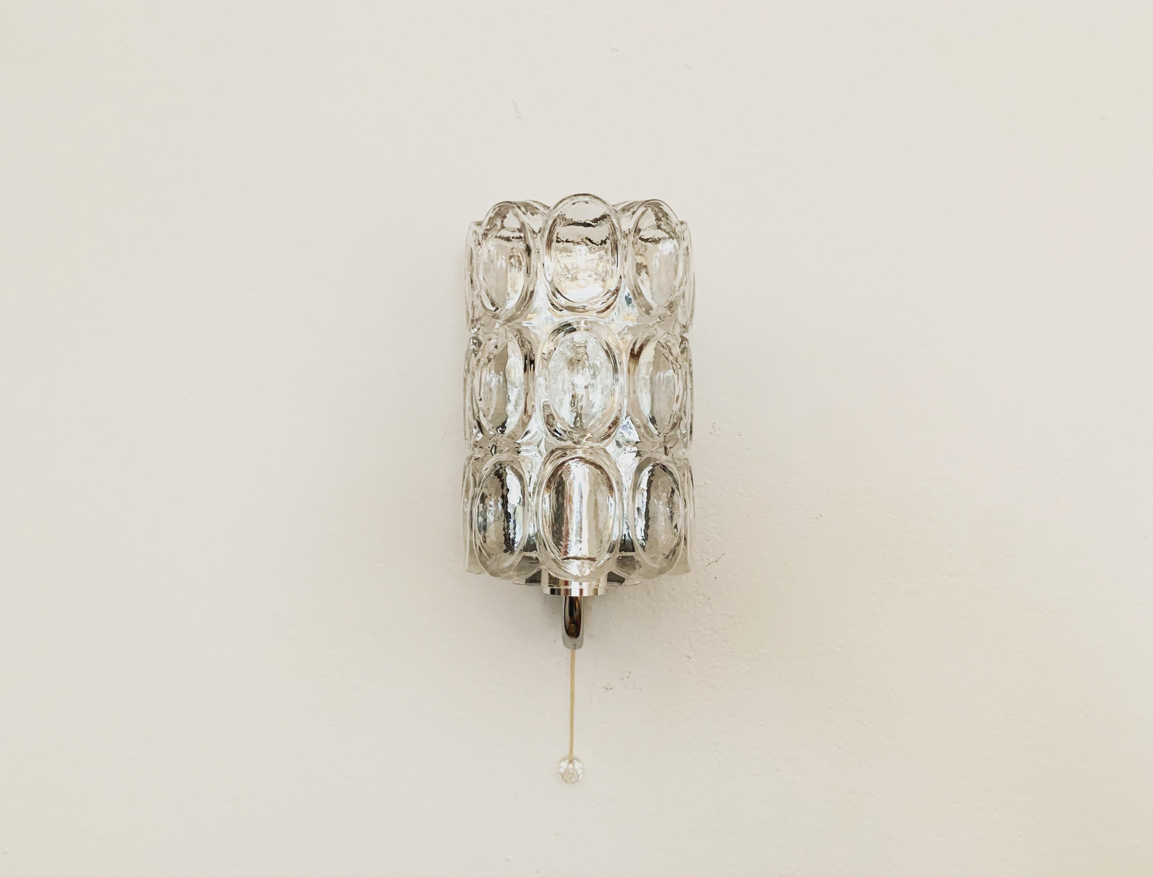 Sehr schöne Wandlampen aus Blasenglas von Helena Tynell für die Limburger Glashütte.
Die Lampen verbreiten ein tolles Lichtspiel im Raum und verzaubern mit ihrer Ausstrahlung.
Hochwertige Verarbeitung und besonderes Design.

Gestaltung: Helena