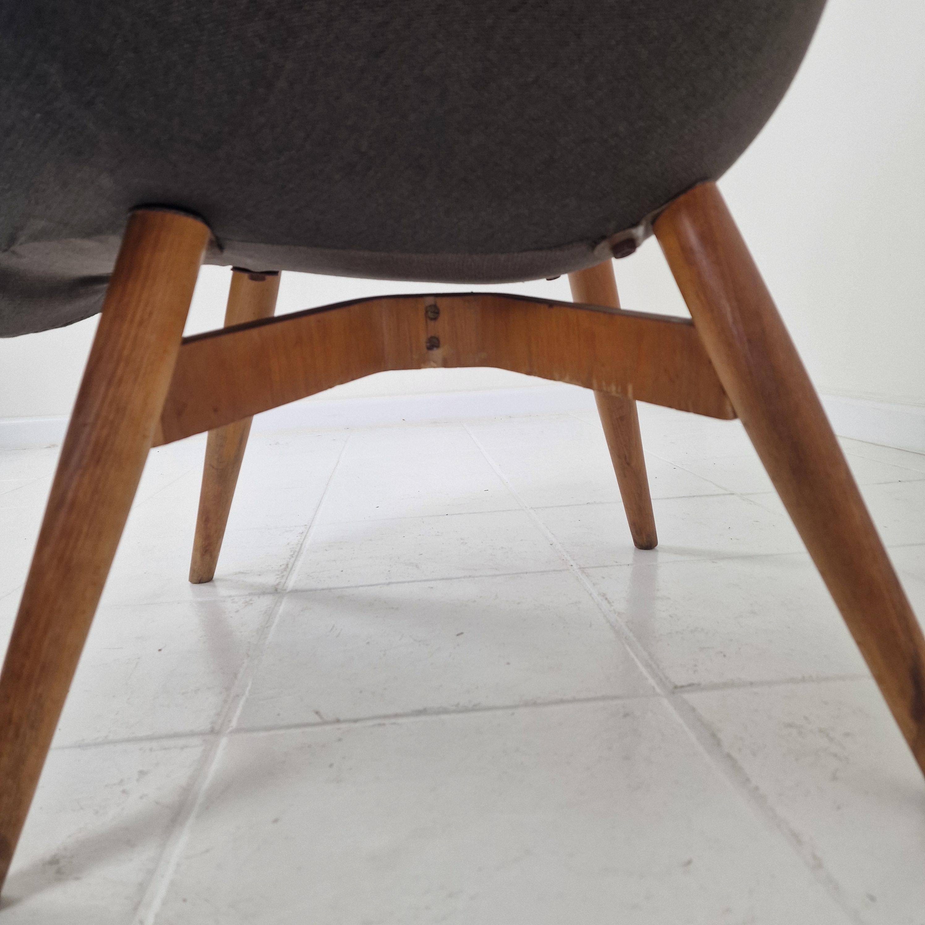Set di 2 sedie da salotto a secchiello di Miroslav Navrátil per Vertex, anni '60 in vendita 3