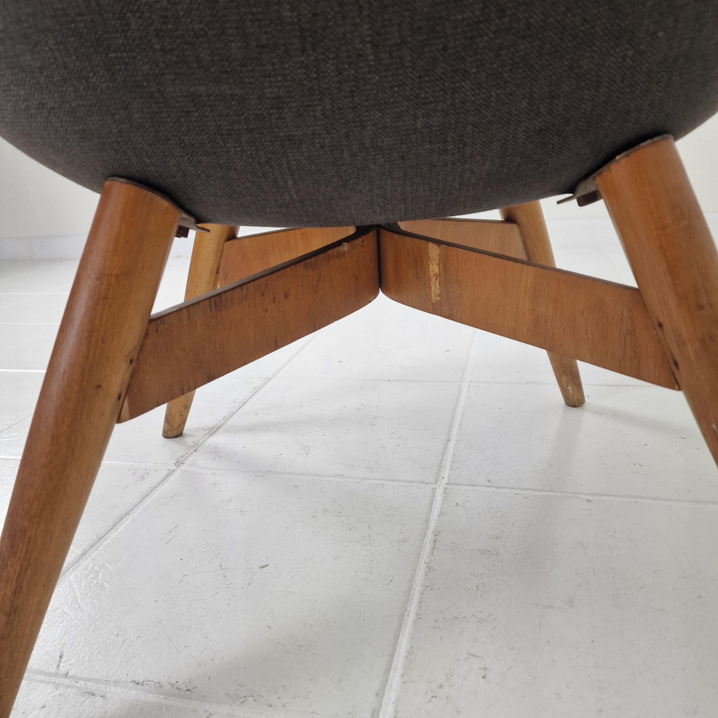 Set di 2 sedie da salotto a secchiello di Miroslav Navrátil per Vertex, anni '60 in vendita 4