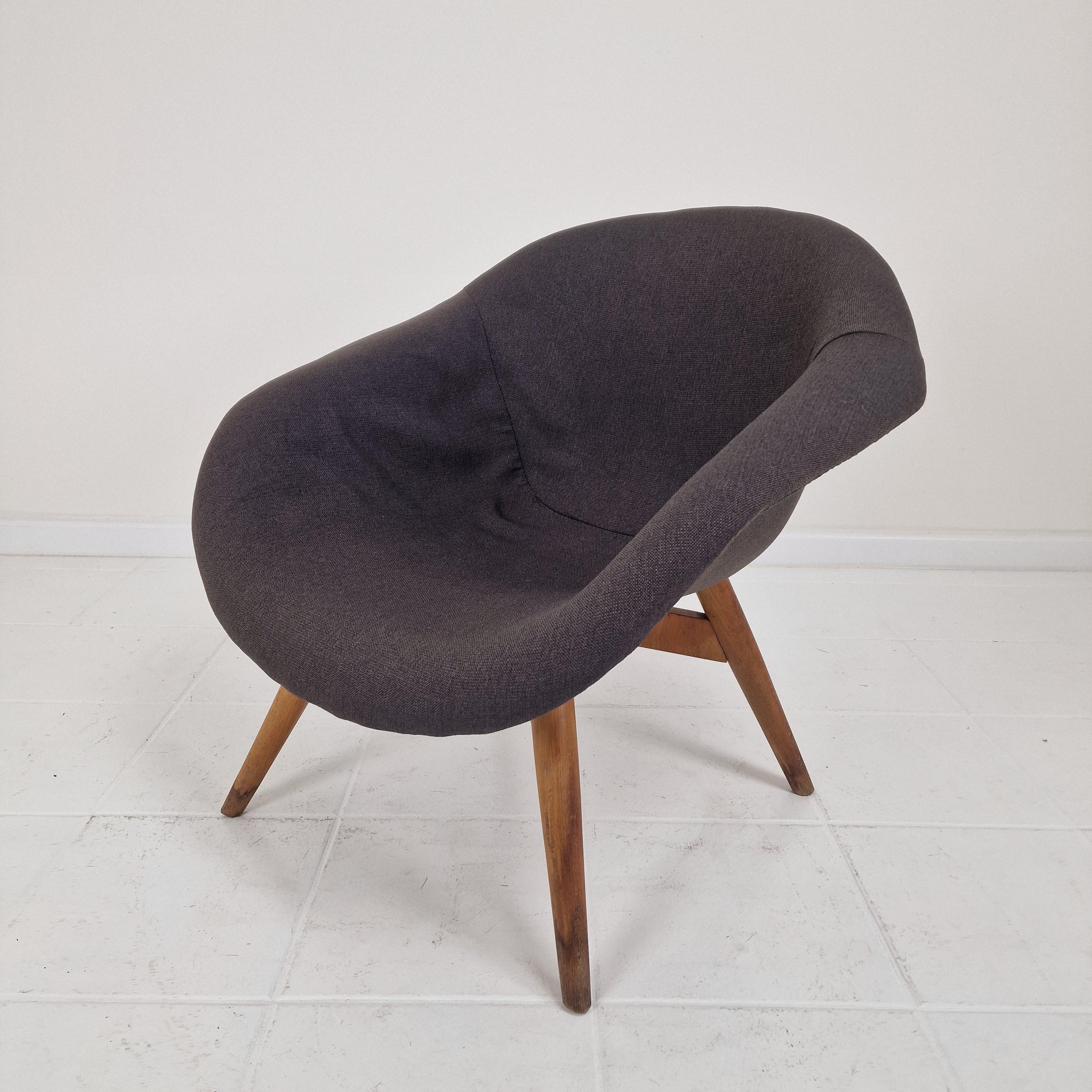 Set di 2 sedie da salotto a secchiello di Miroslav Navrátil per Vertex, anni '60 in vendita 5