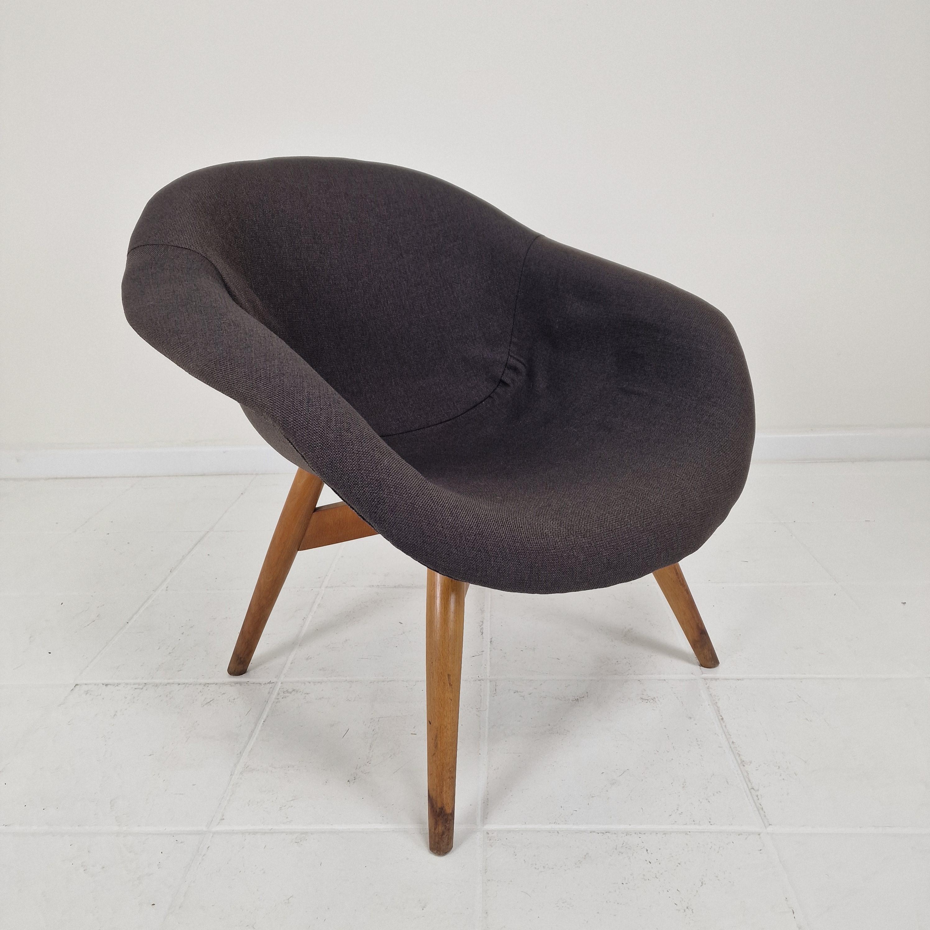 Set di 2 sedie da salotto a secchiello di Miroslav Navrátil per Vertex, anni '60 in vendita 6