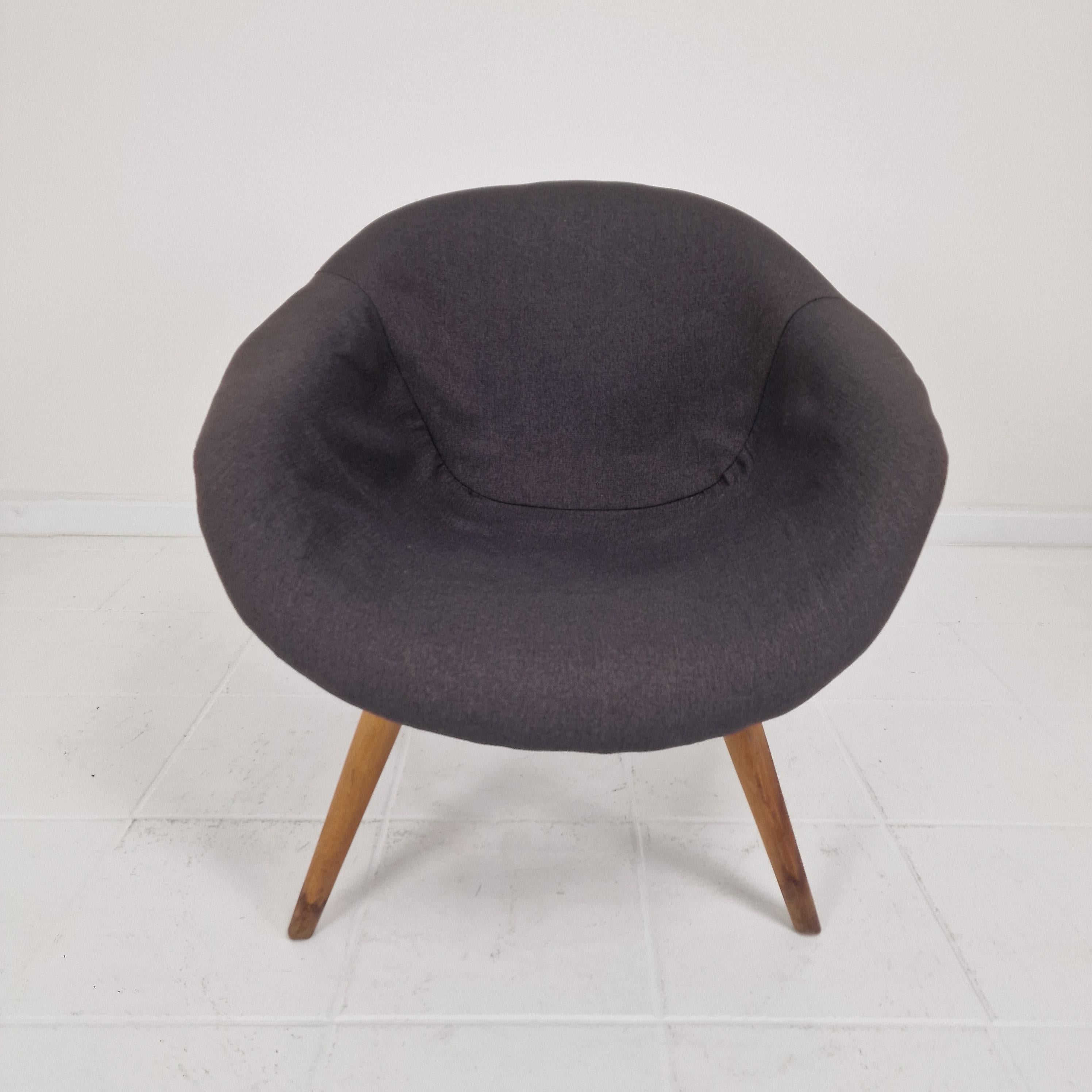 Set di 2 sedie da salotto a secchiello di Miroslav Navrátil per Vertex, anni '60 in vendita 7