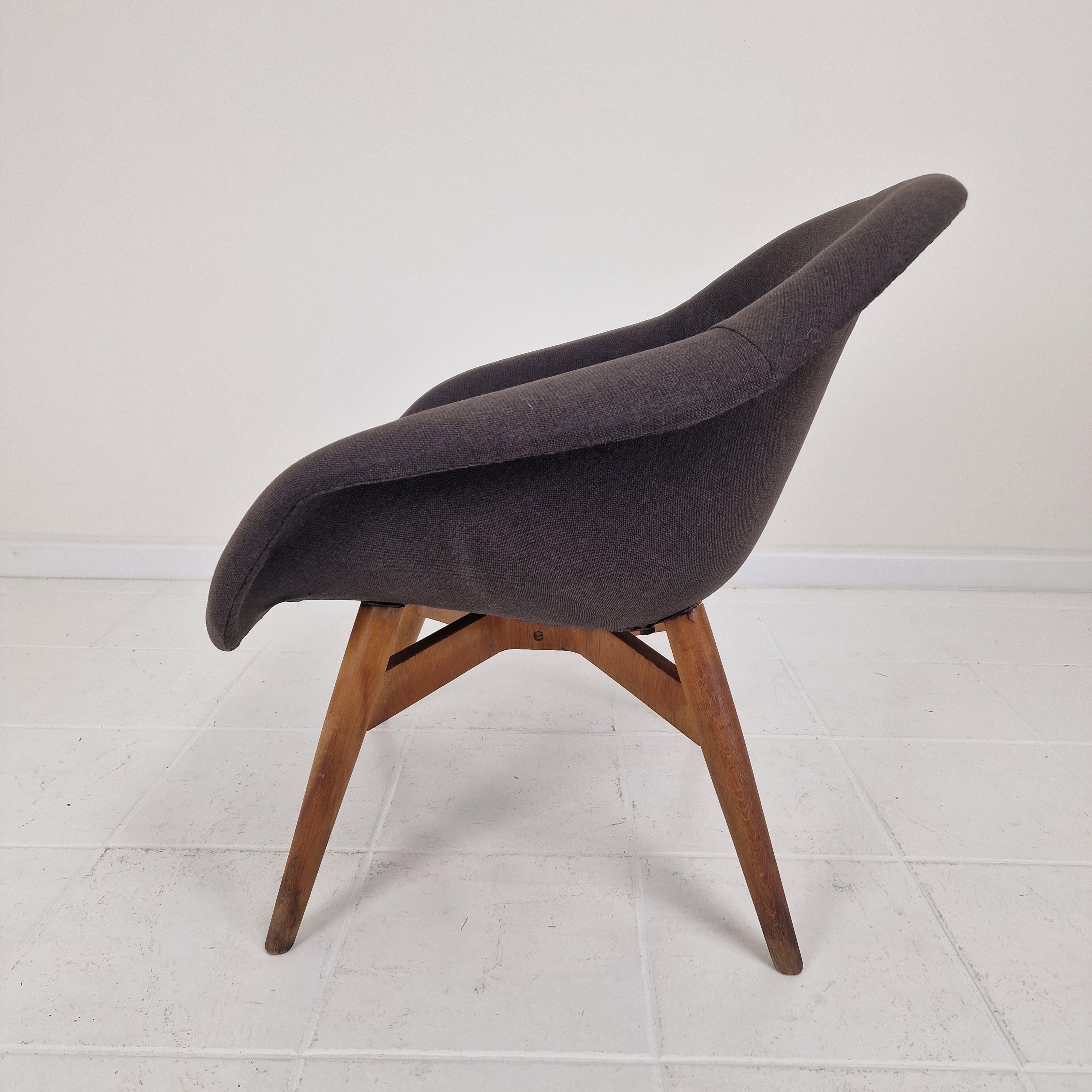 Set di 2 sedie da salotto a secchiello di Miroslav Navrátil per Vertex, anni '60 in vendita 8