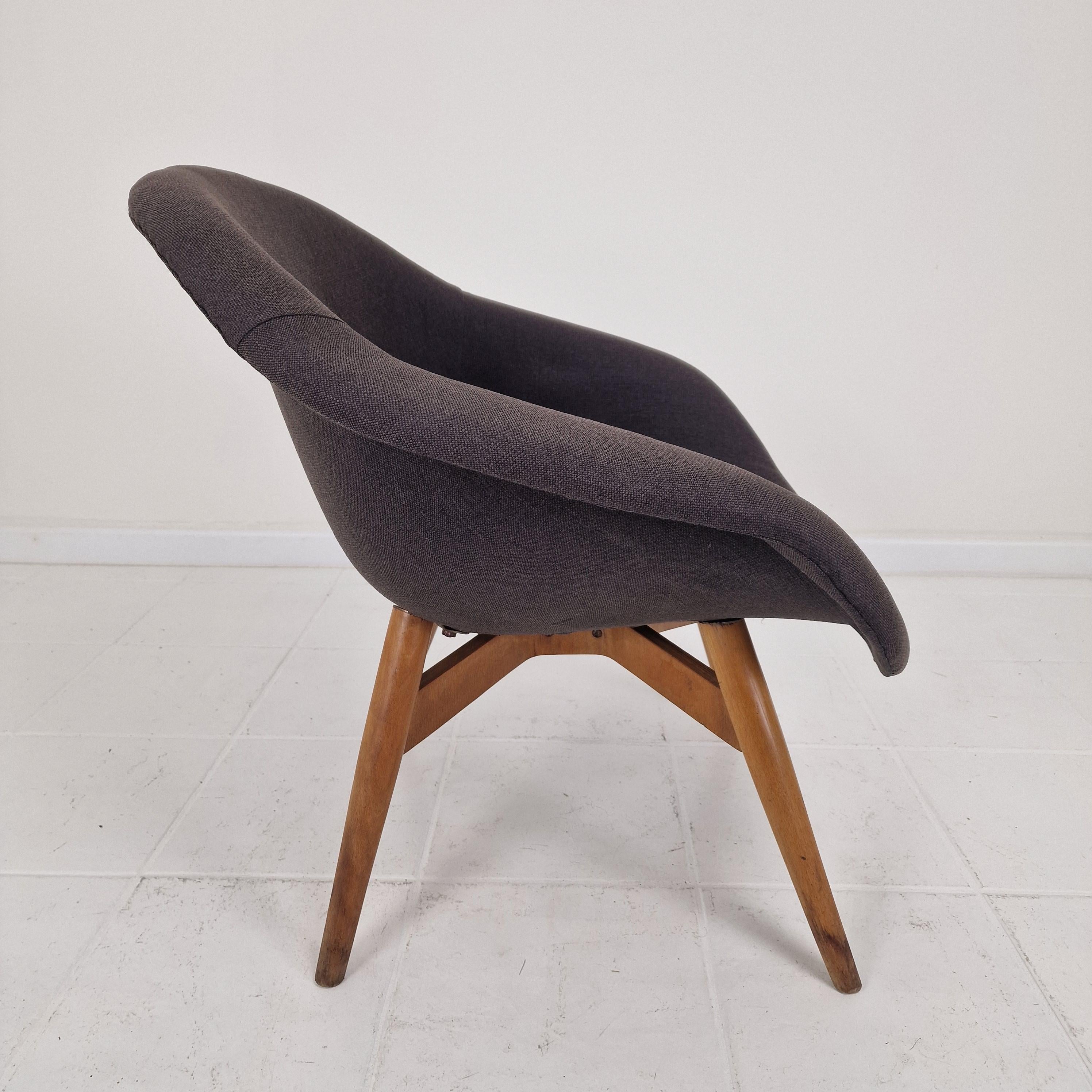 Set di 2 sedie da salotto a secchiello di Miroslav Navrátil per Vertex, anni '60 in vendita 9