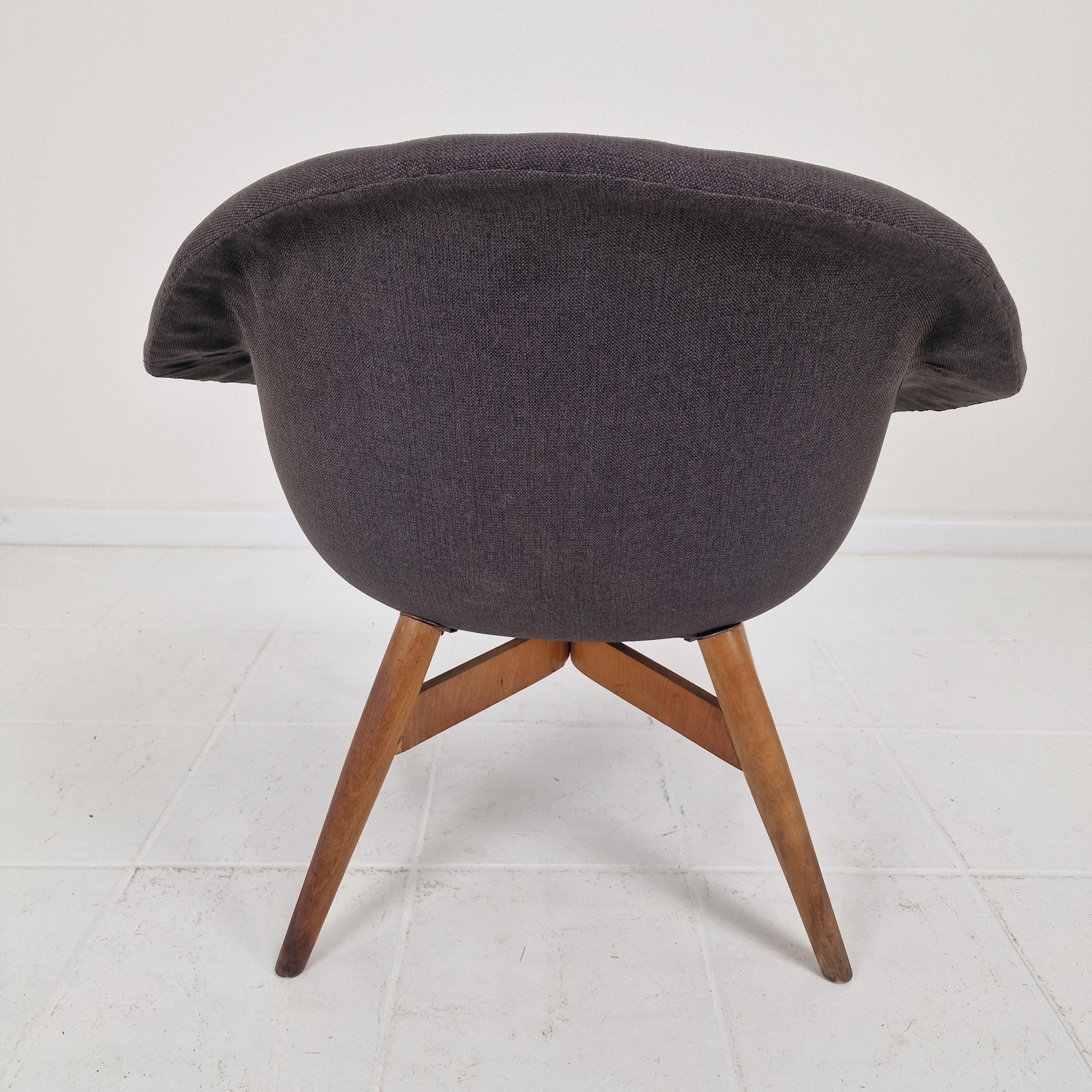 Set di 2 sedie da salotto a secchiello di Miroslav Navrátil per Vertex, anni '60 in vendita 10