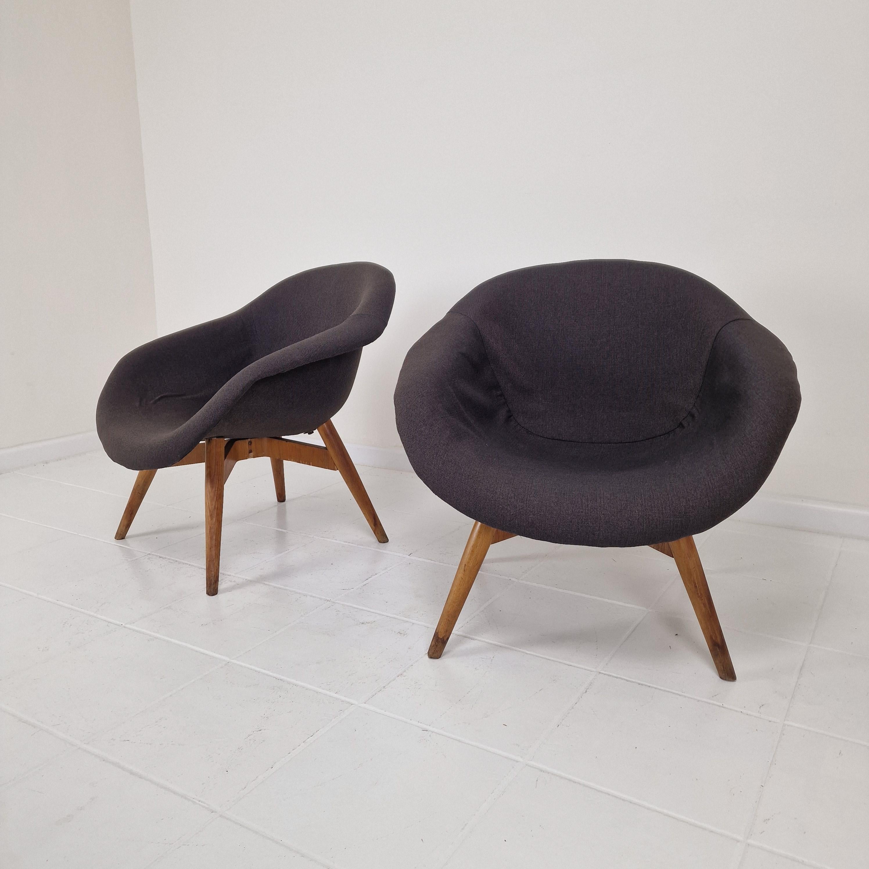 Possiedi un pezzo di storia del design di metà secolo con questo set di due sedie di Miroslav Navrátil, disegnate per Vertex negli anni Sessanta. 
Con le loro caratteristiche scocche in fibra di vetro modellata e le eleganti gambe in legno, queste