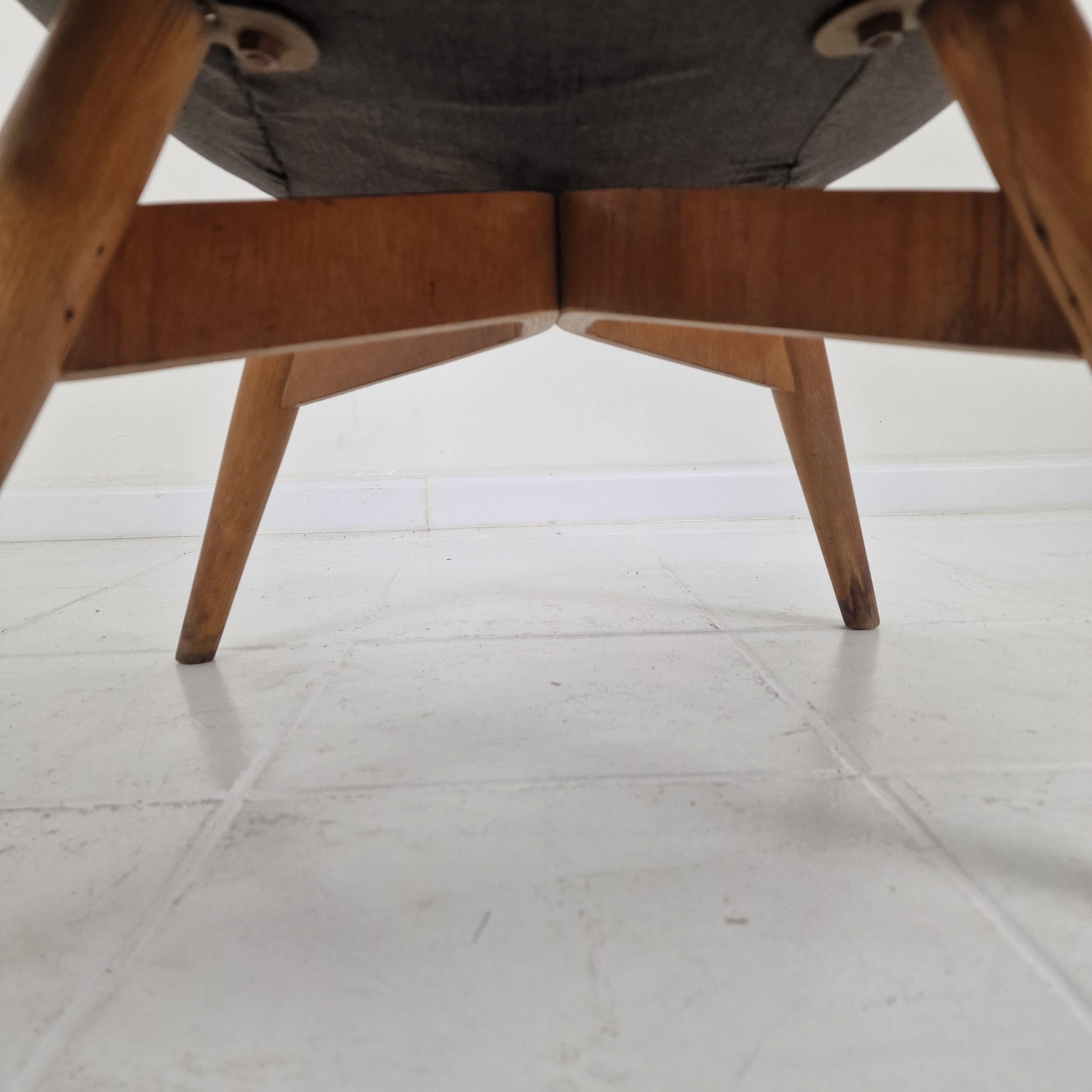 Set di 2 sedie da salotto a secchiello di Miroslav Navrátil per Vertex, anni '60 in vendita 13