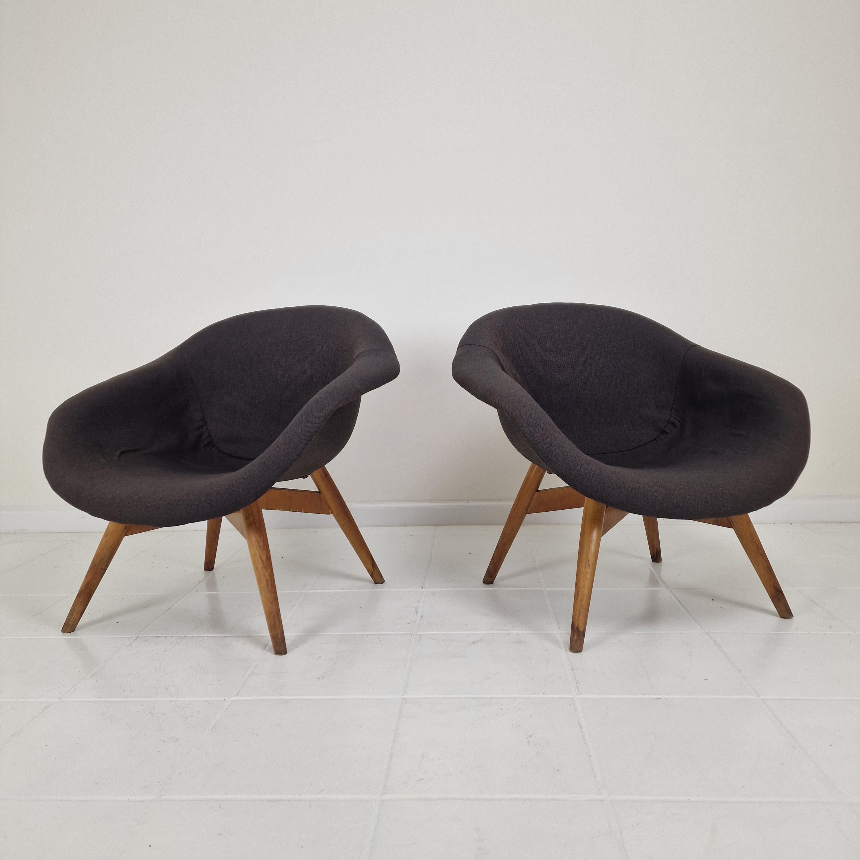 Mid-Century moderno Set di 2 sedie da salotto a secchiello di Miroslav Navrátil per Vertex, anni '60 in vendita